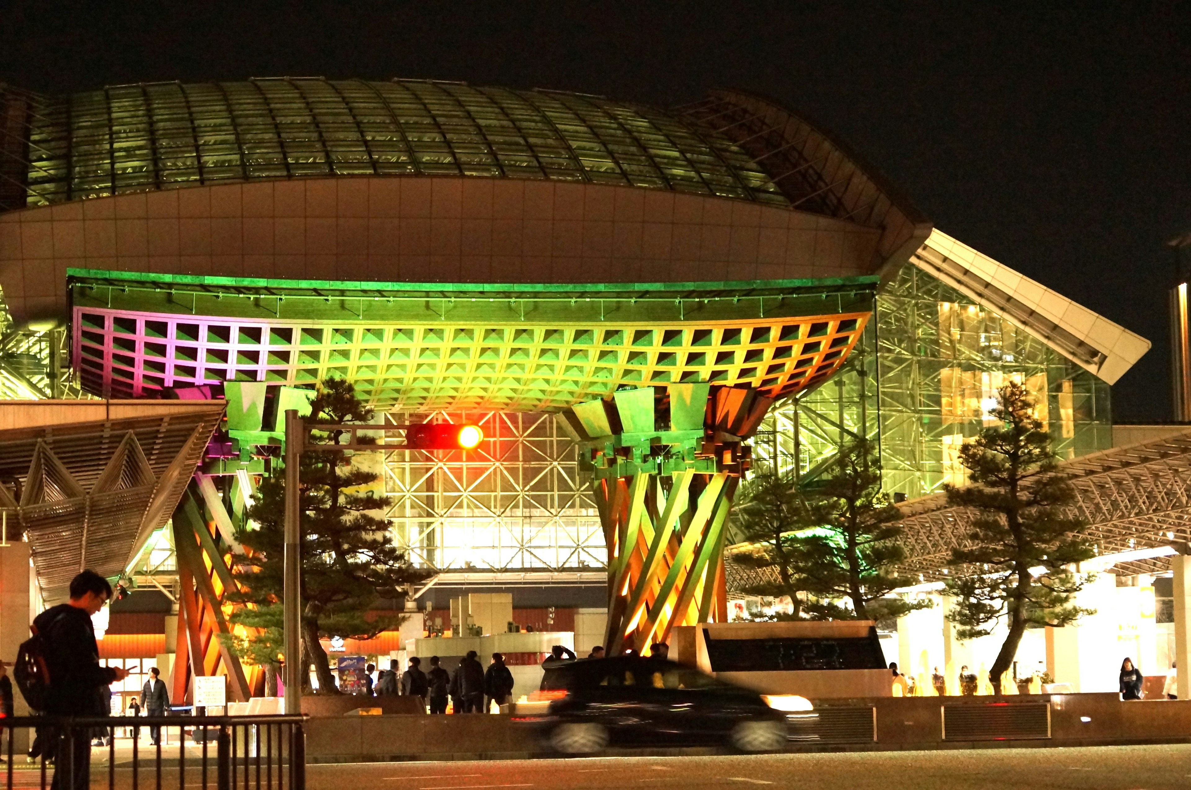 Keindahan arsitektur modern Stasiun Kanazawa di malam hari dengan pencahayaan berwarna