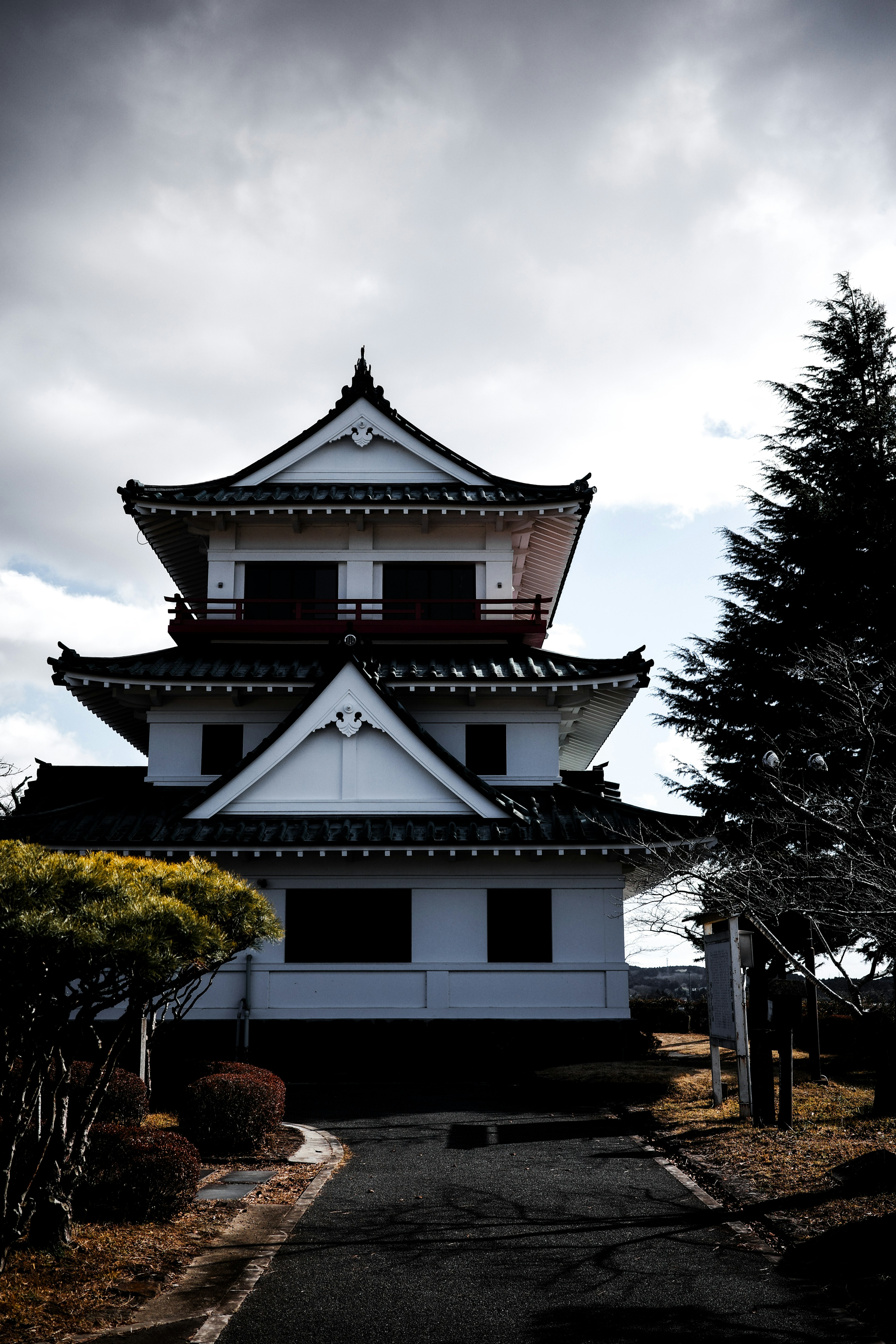 Japanisches Schlossgebäude mit weißen Wänden und traditionellem Dach