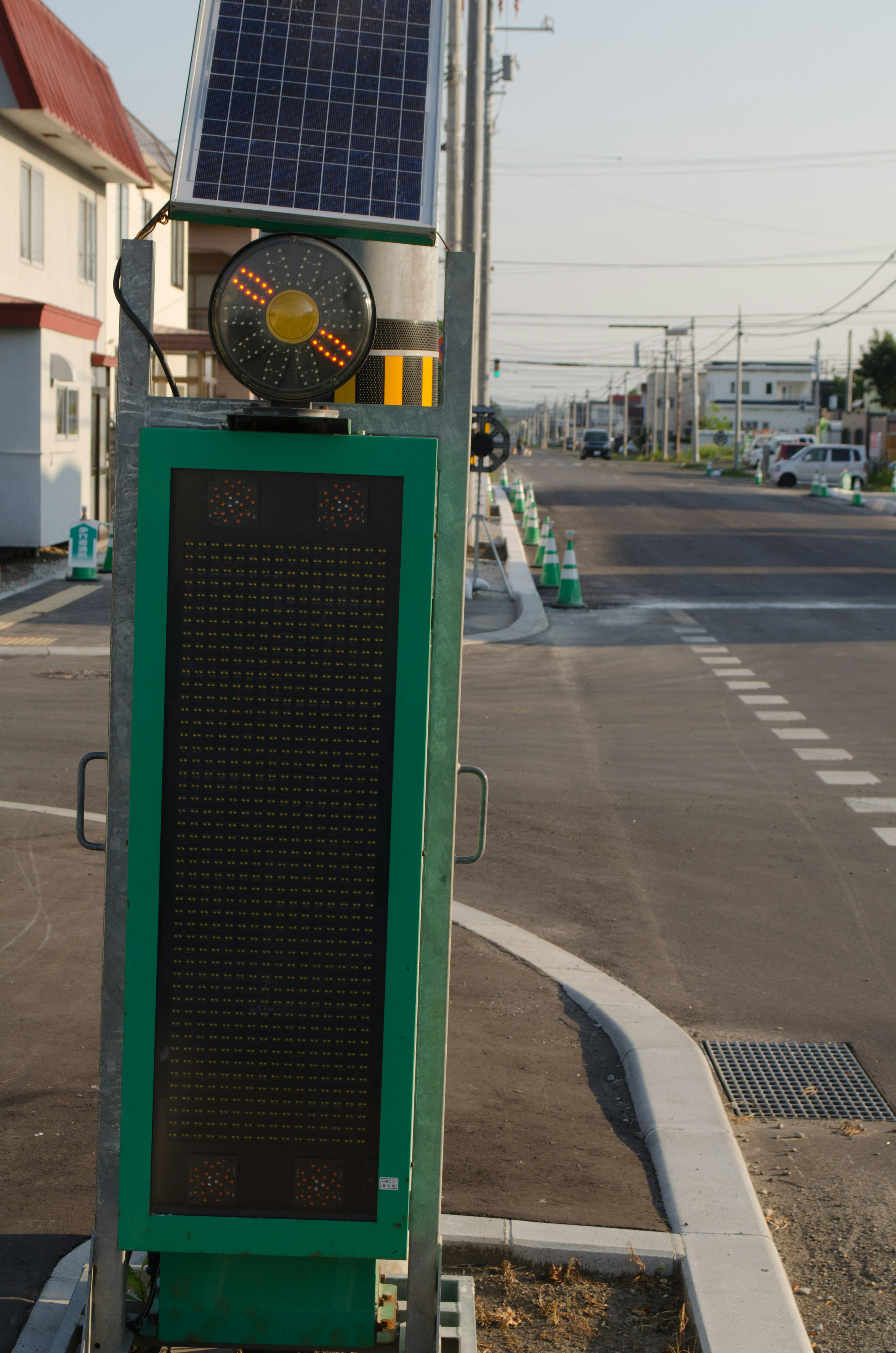 Sebuah unit sinyal lalu lintas dengan panel surya dan kipas ventilasi