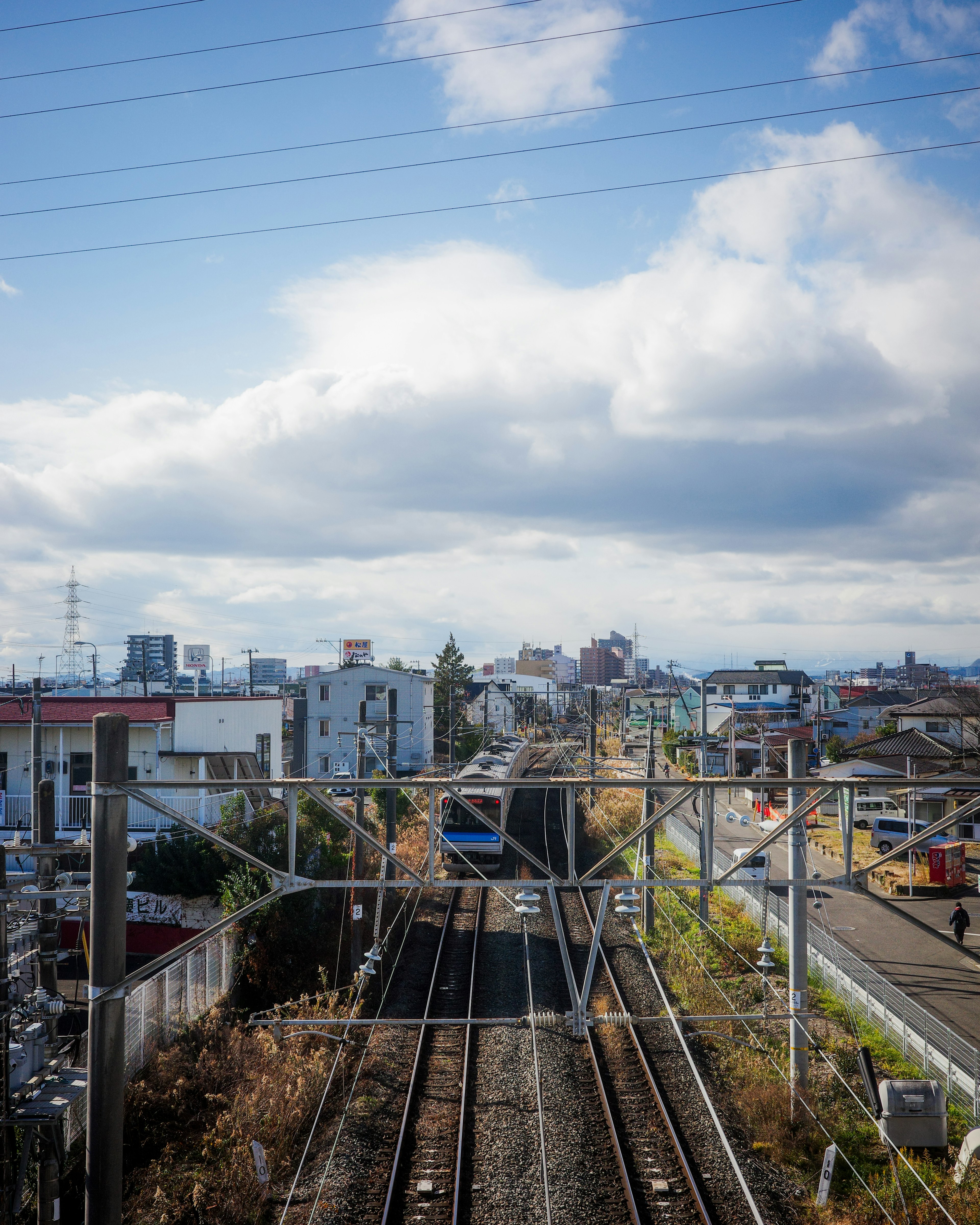 鉄道の線路と街の風景が広がる空の青い日の画像