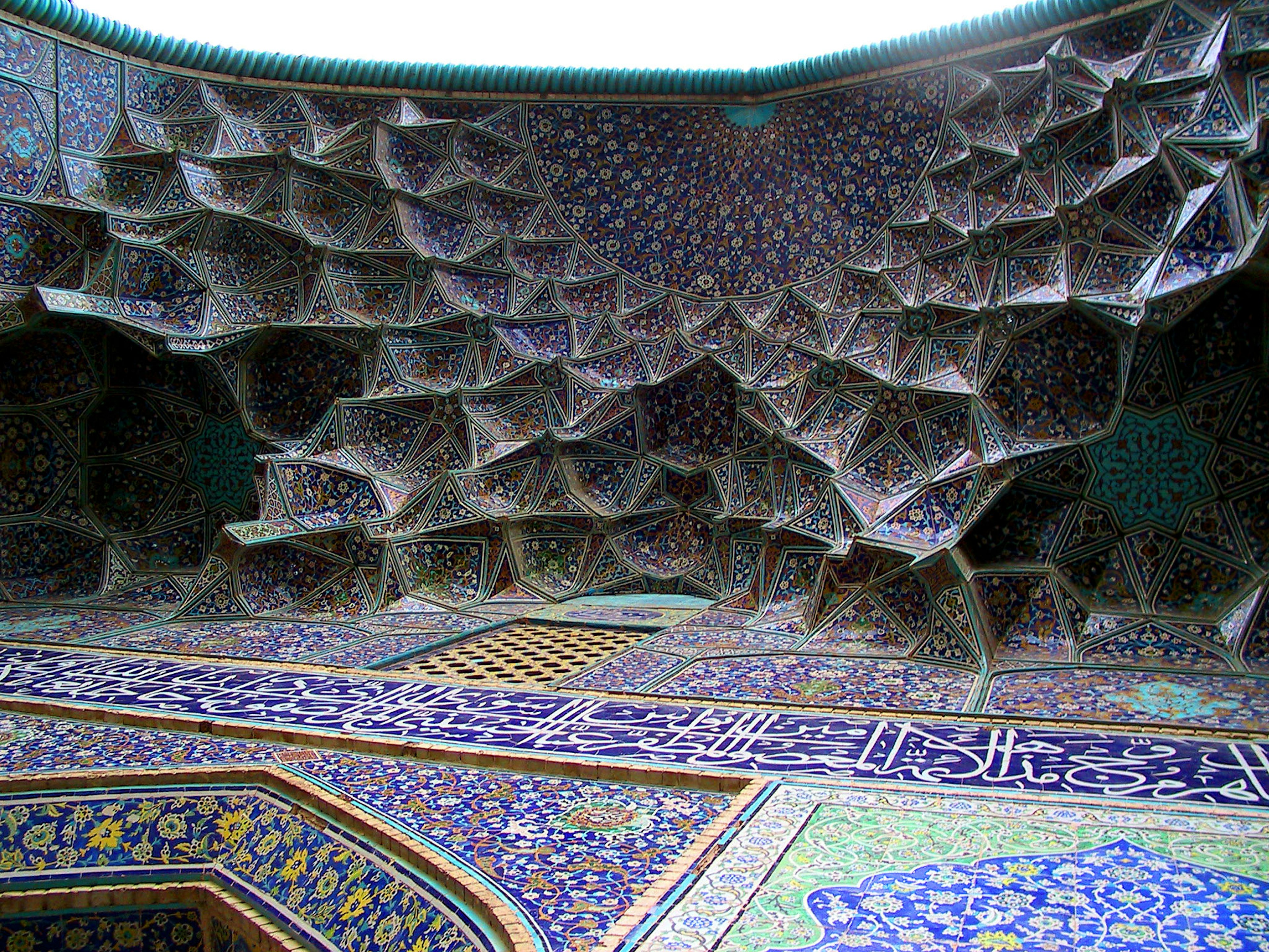 Interior de una mezquita con intrincados diseños en paredes y techos