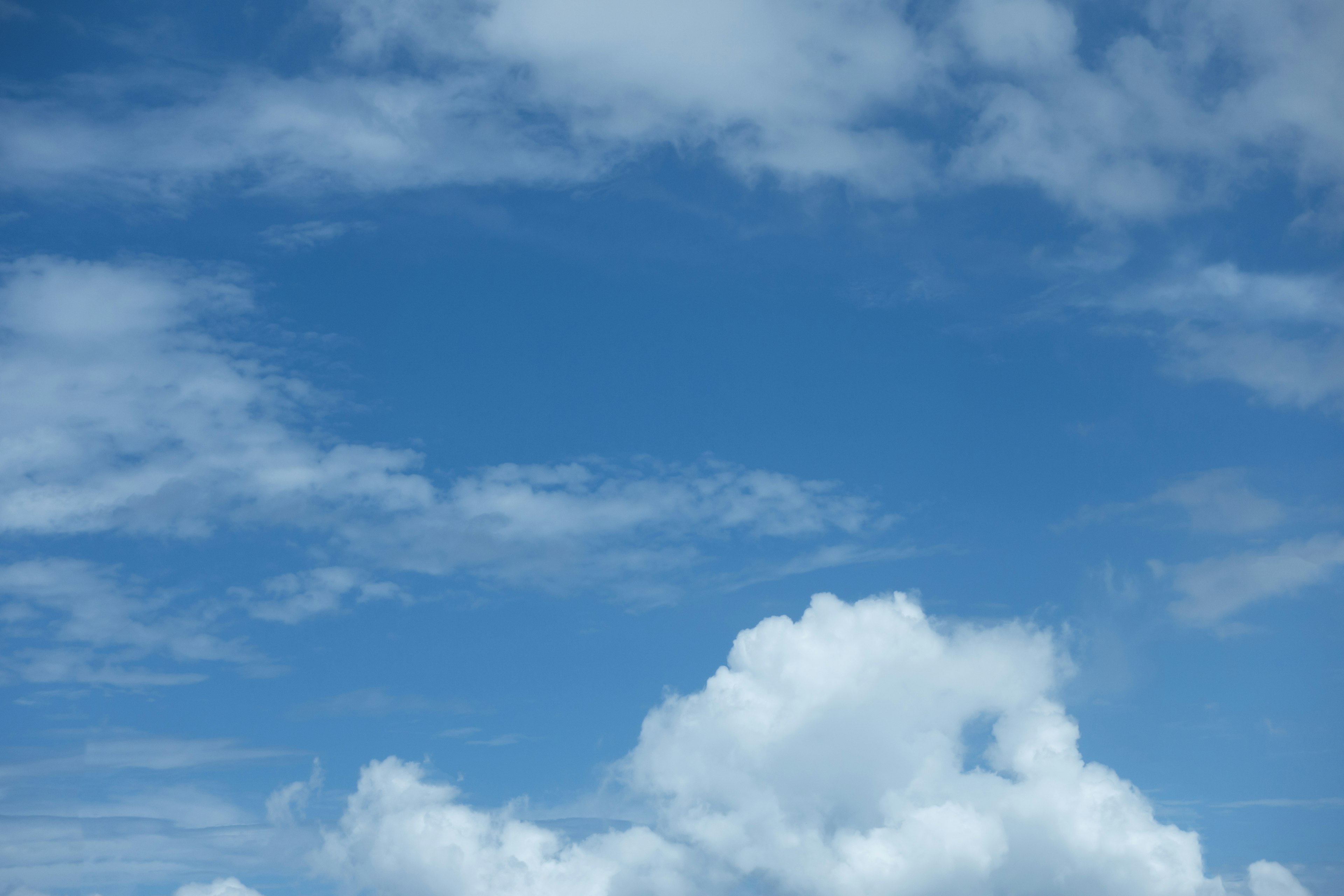 Pemandangan awan putih melayang di langit biru