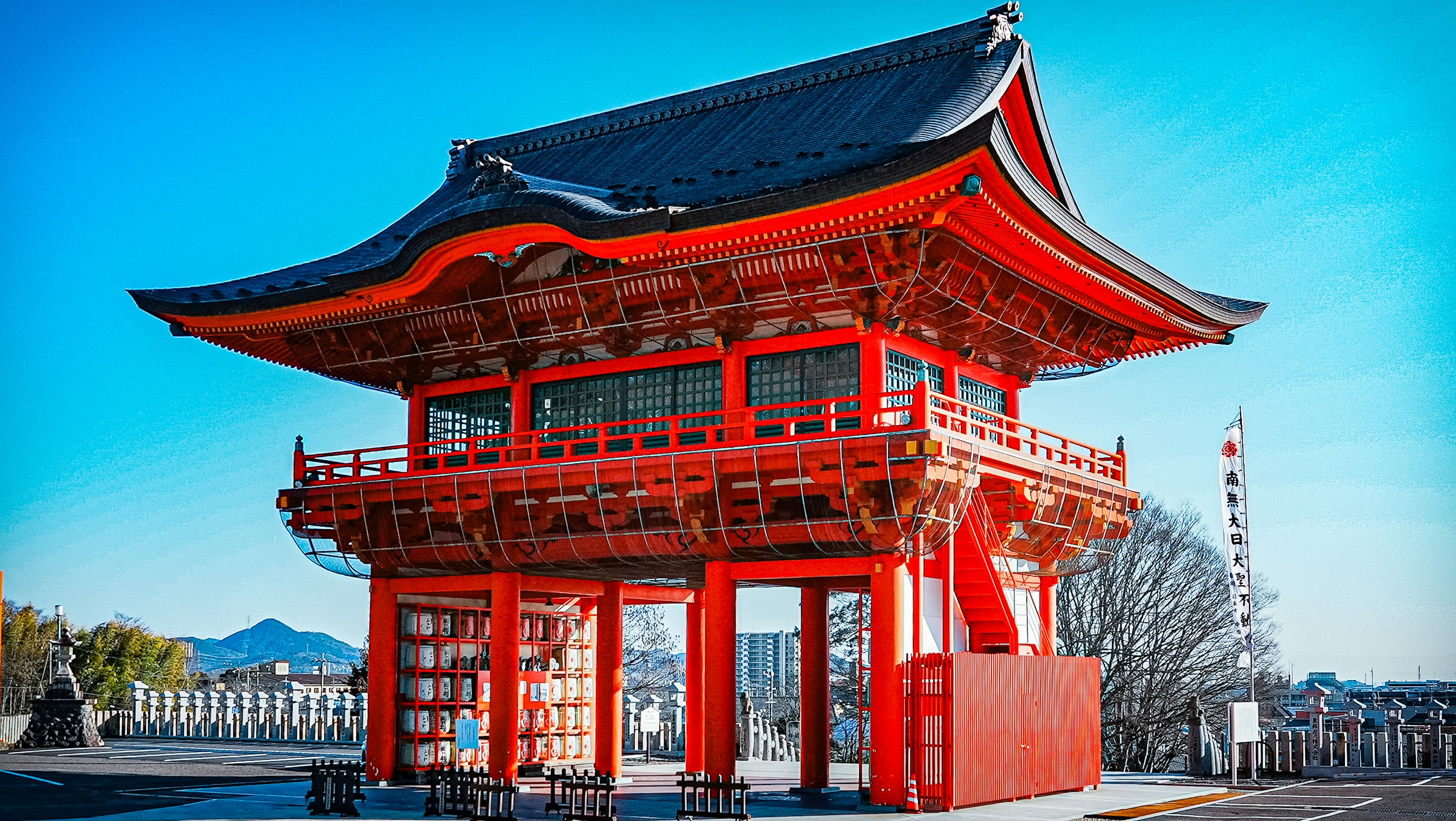 傳統的紅色日本建築與藍天背景