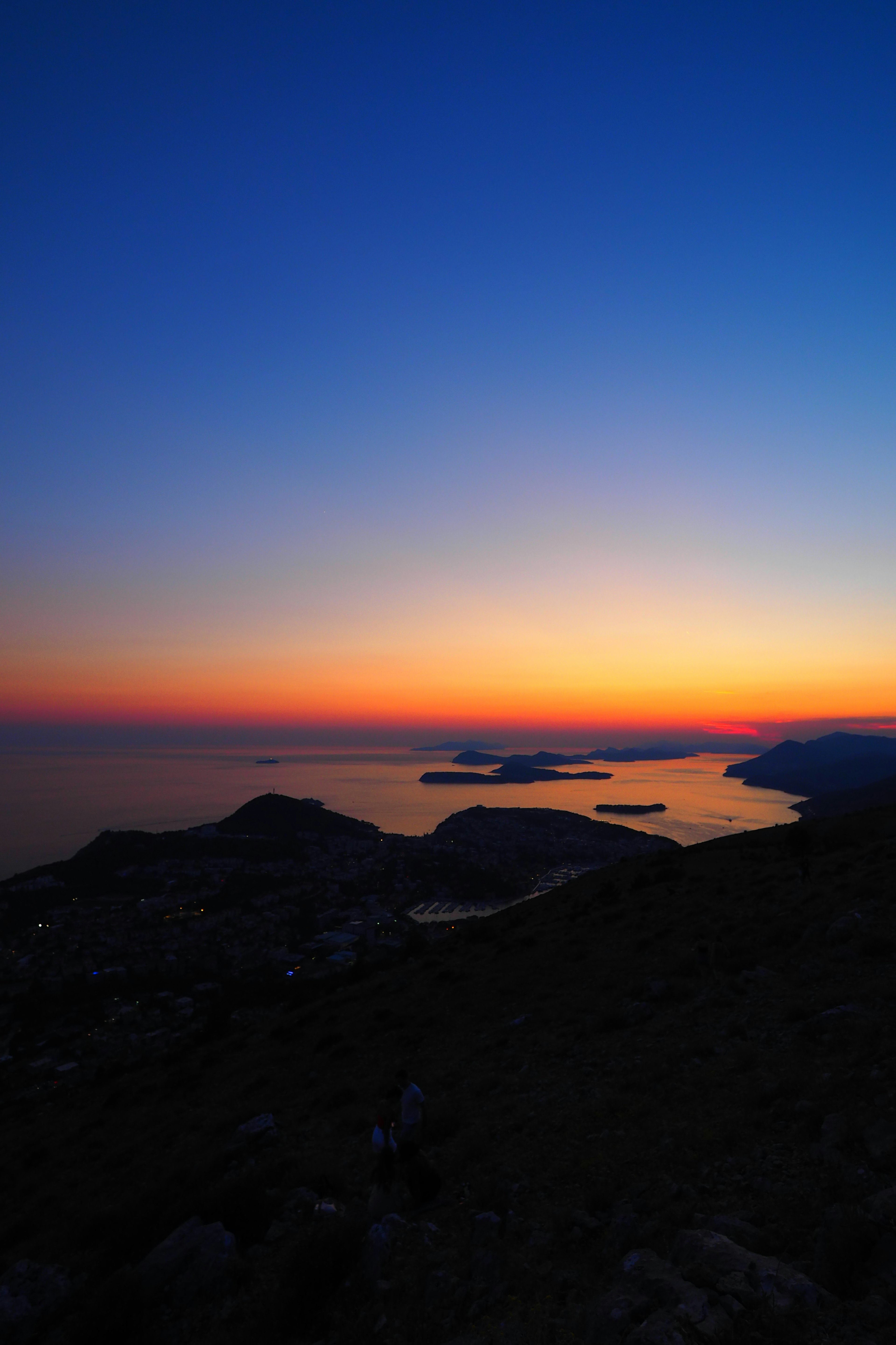 Stupendo tramonto sul mare con sfumature dal blu all'arancione