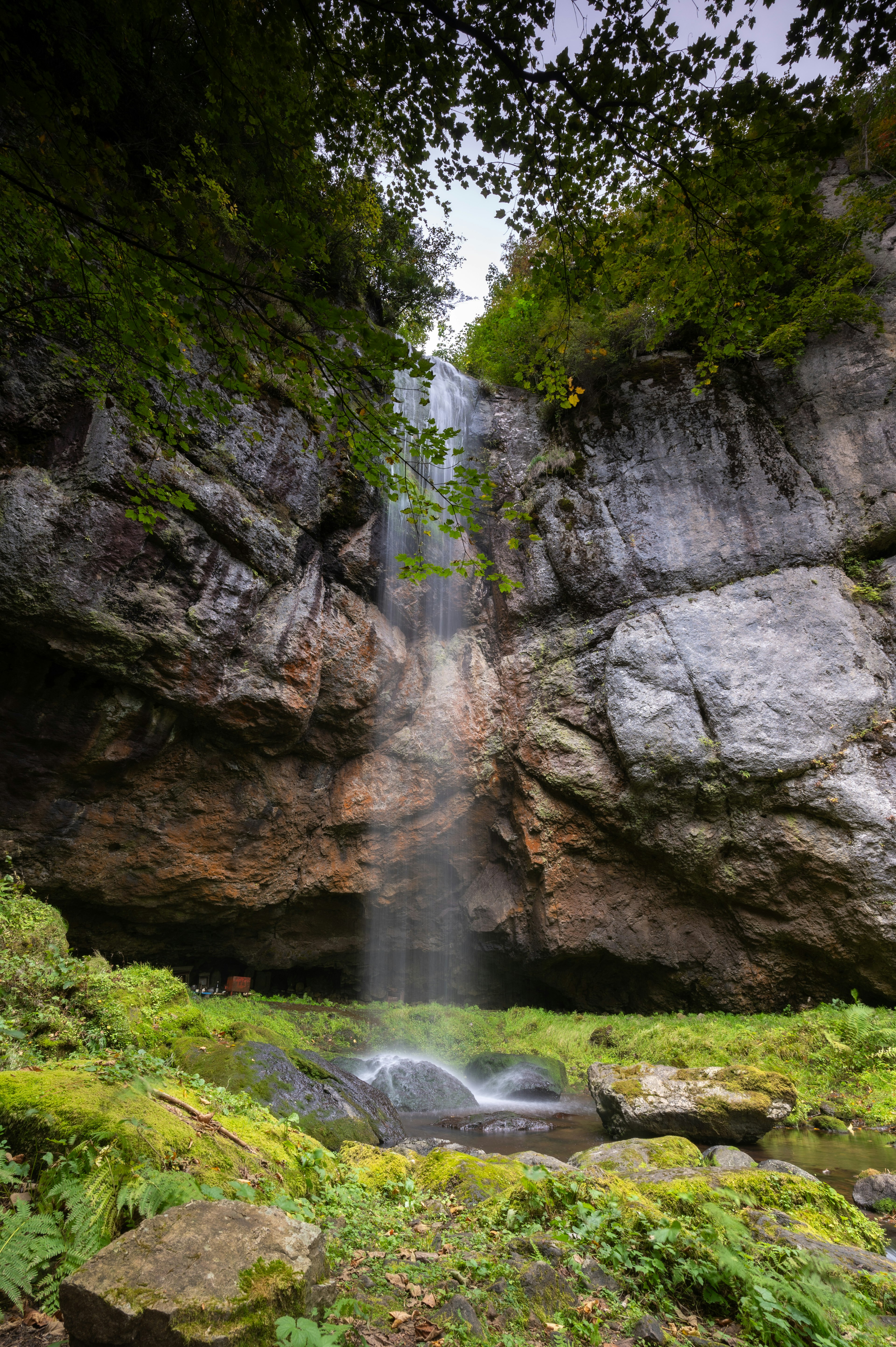 Ein schöner Wasserfall, der zwischen Felsen in einer natürlichen Umgebung fällt