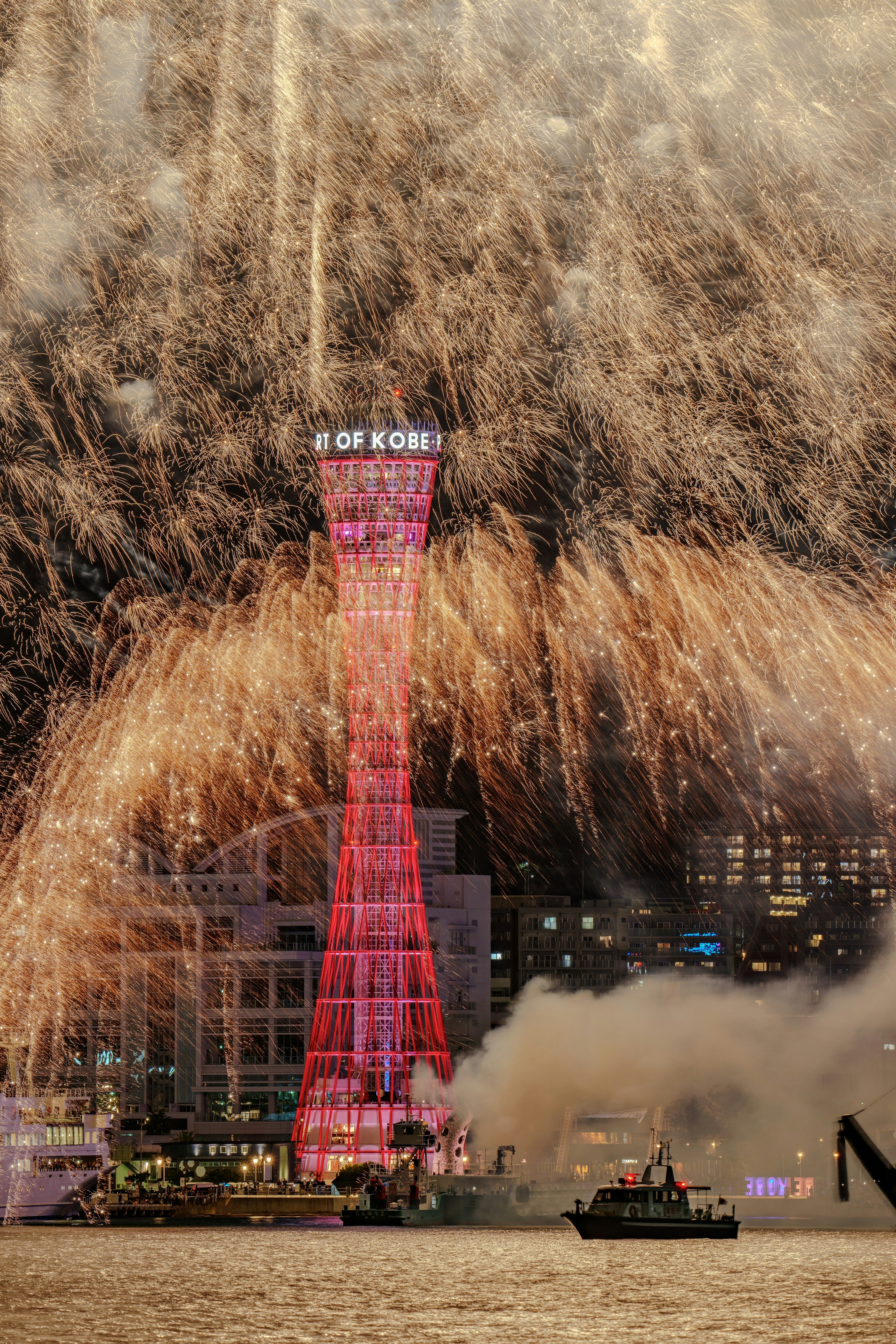 神戸のポートタワーを背景にした花火の壮大なショー