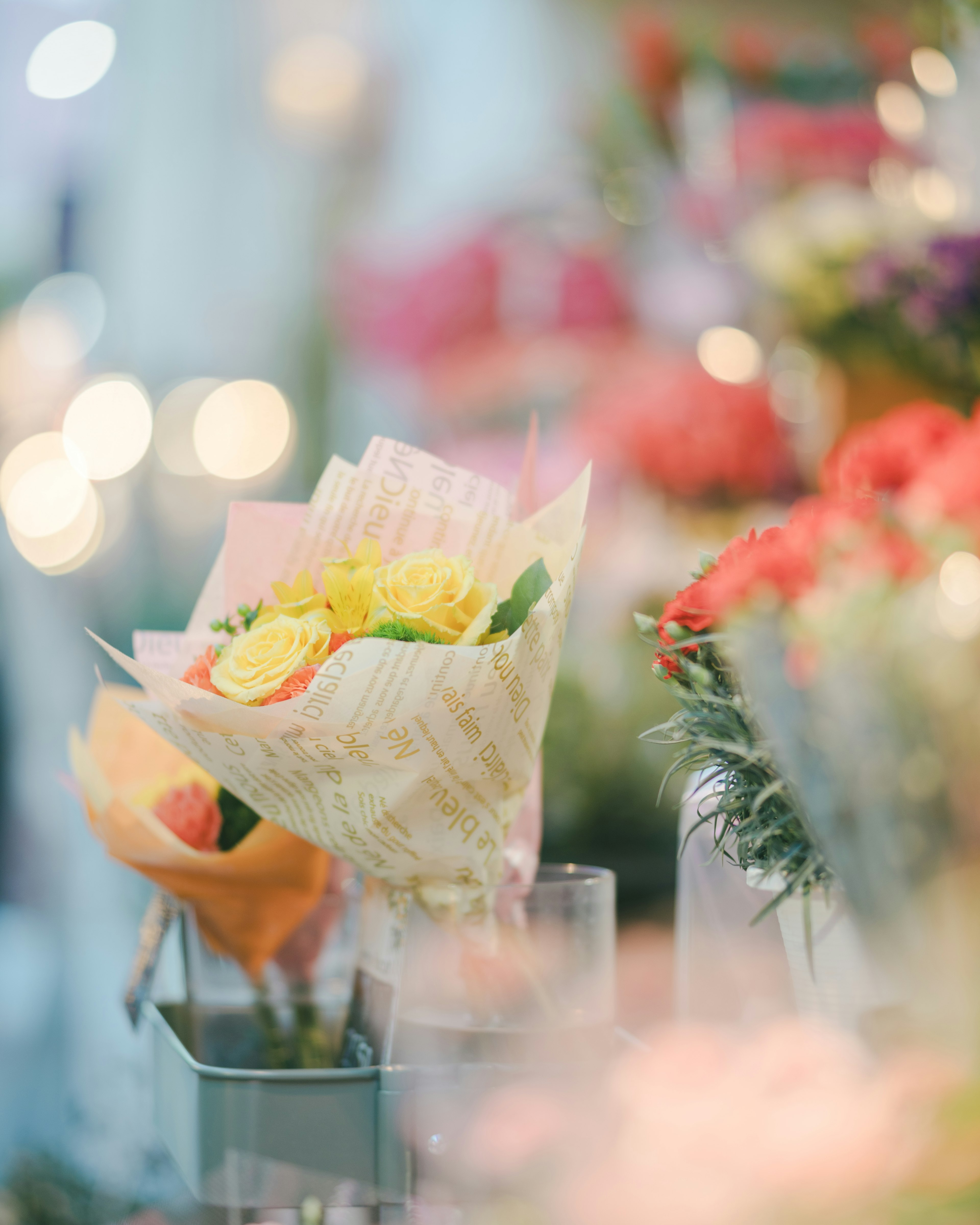 色とりどりの花束が並ぶ花屋の風景