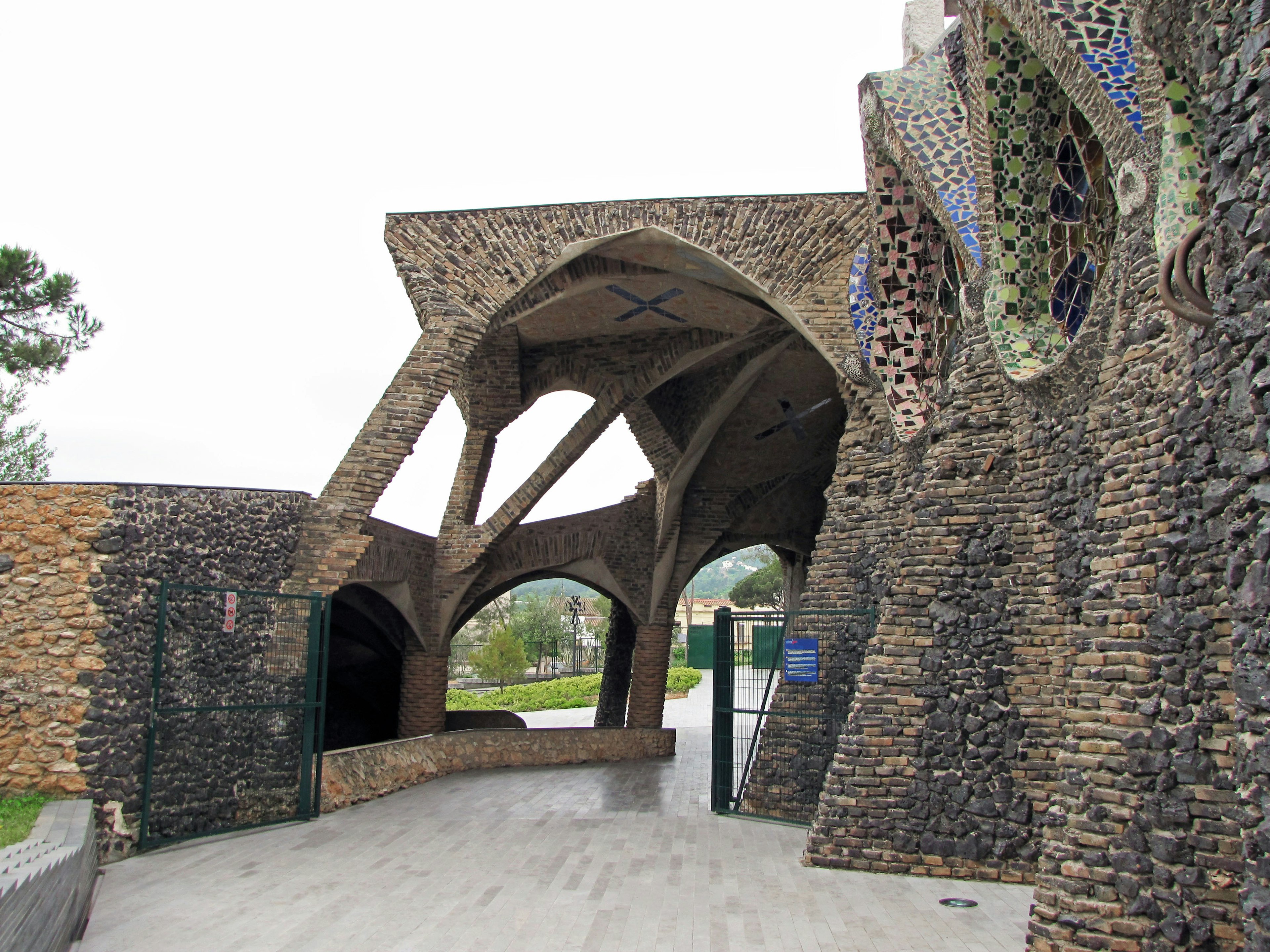 Entrée architecturale avec des arches en pierre et un design unique