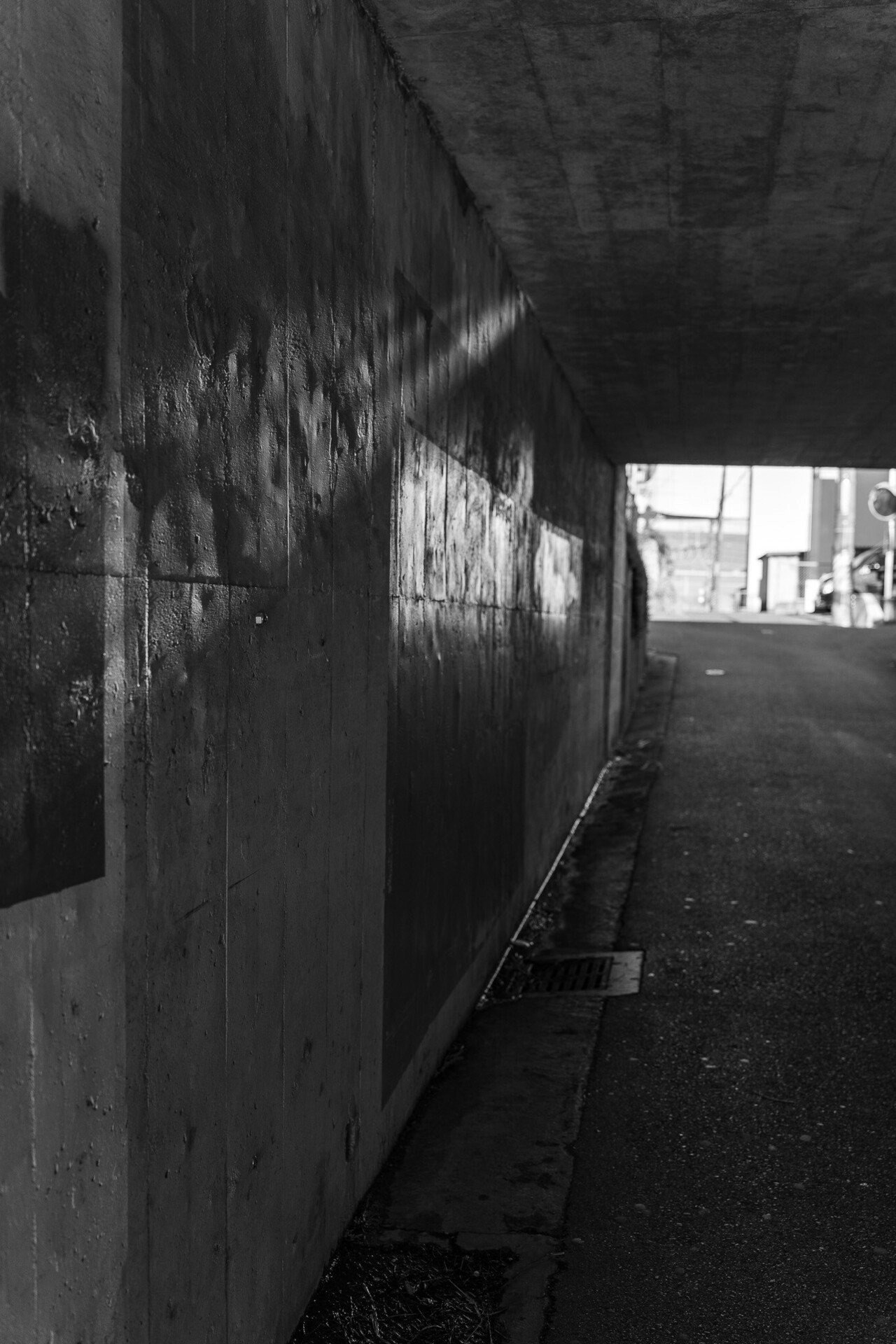 Kontrast von Licht und Schatten an einer dunklen Tunnelwand