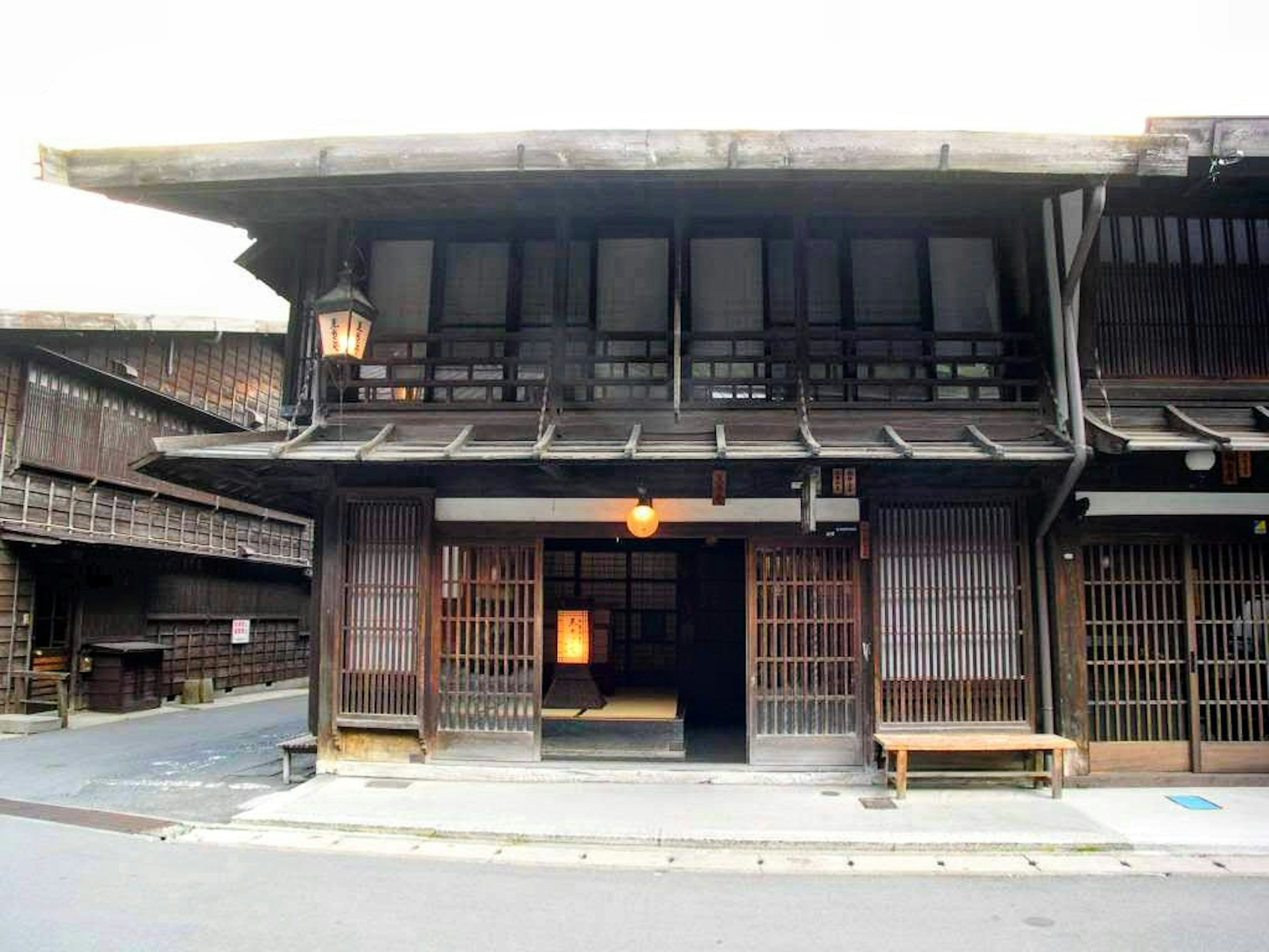 Exterior de un edificio japonés tradicional estructura de madera con diseño de ventanas de celosía