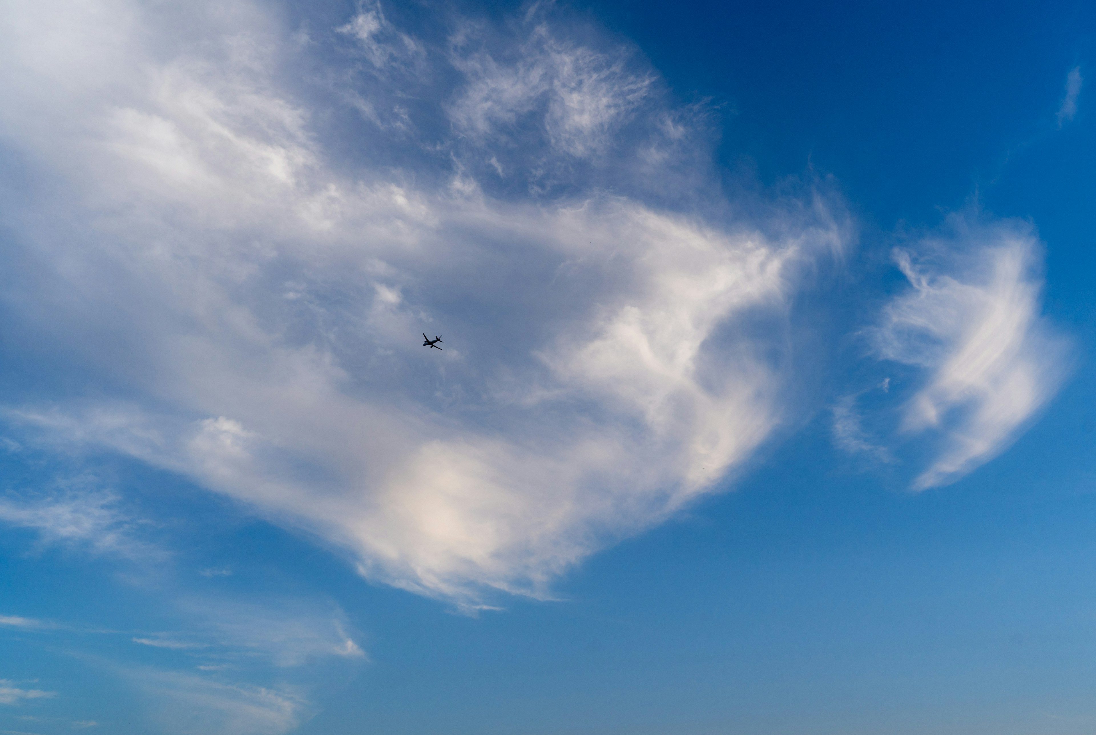 Langit biru cerah dengan awan putih berbulu