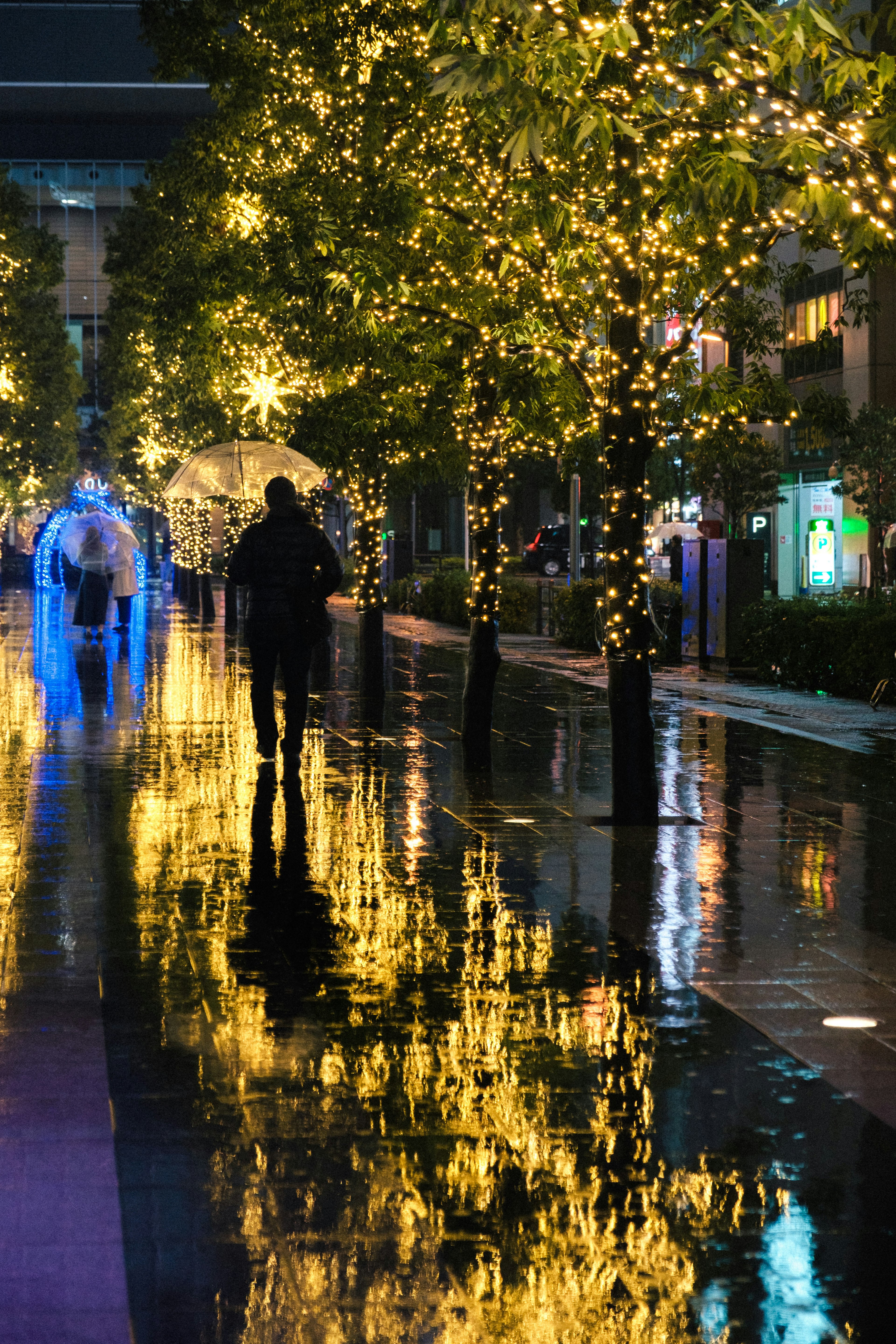 Pemandangan malam yang indah dengan refleksi cahaya di jalan basah