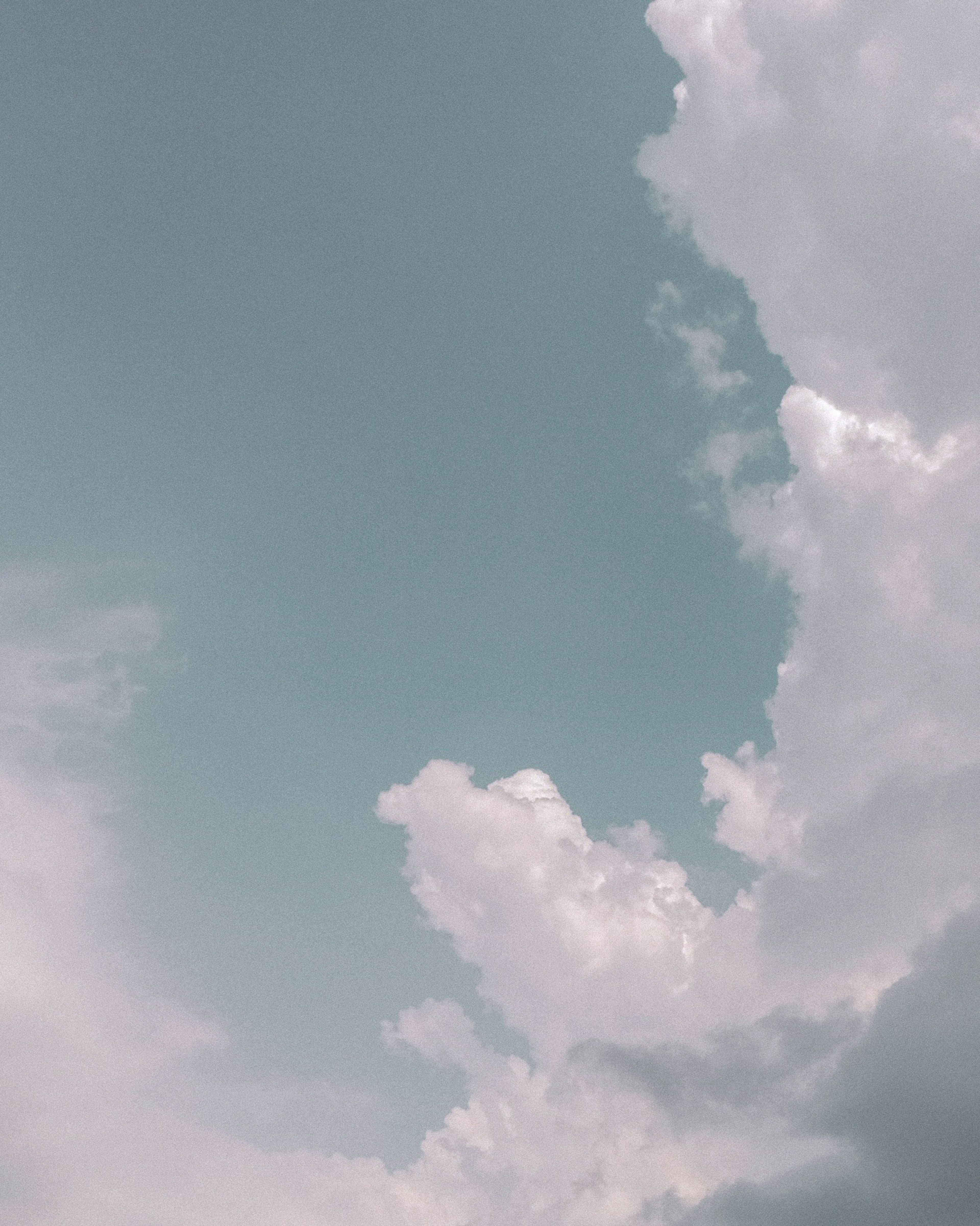 Sanfter Kontrast zwischen blauem Himmel und weißen Wolken