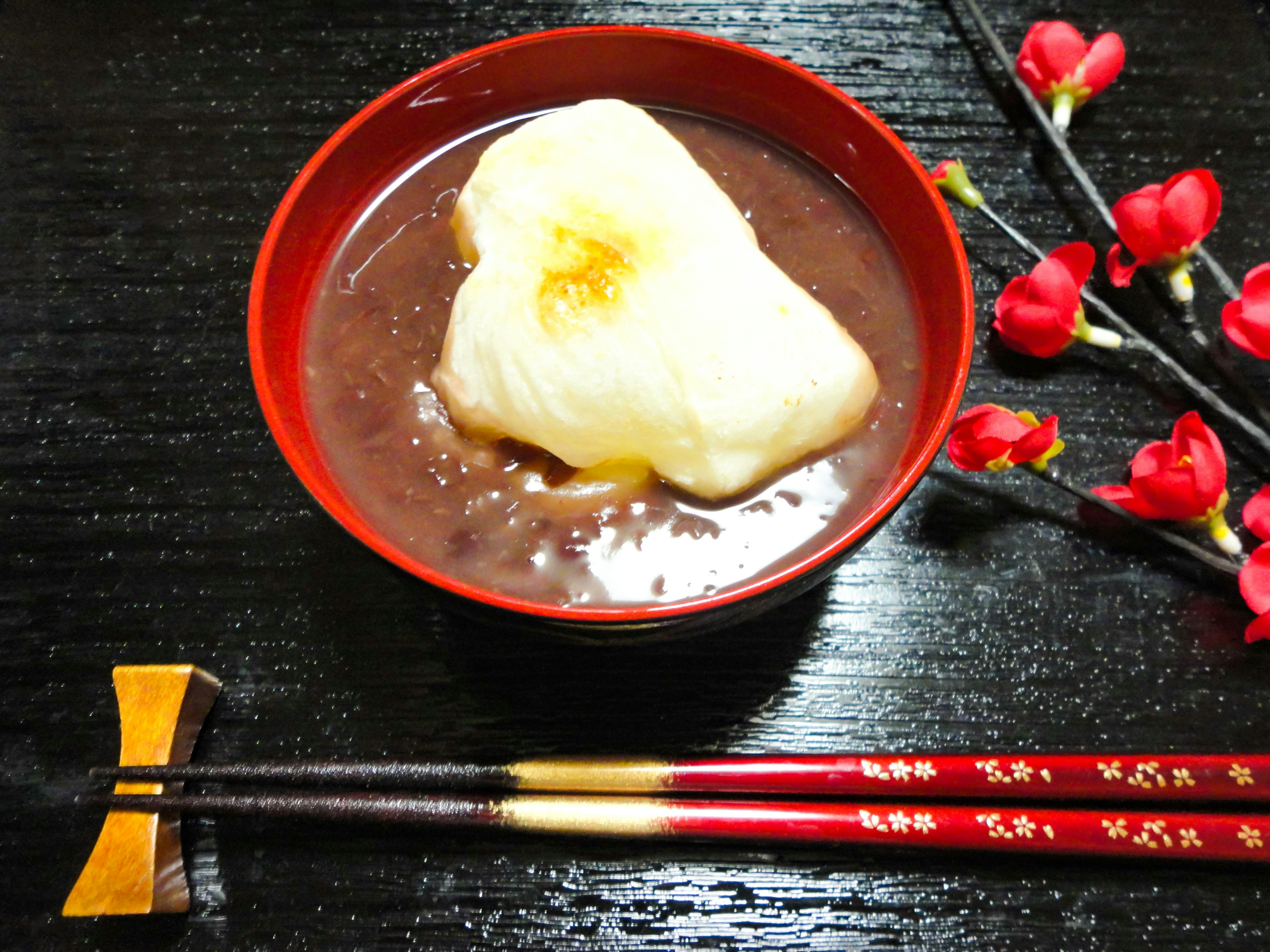 Dessert japonais avec de la pâte de haricot rouge sucrée et du mochi dans un bol