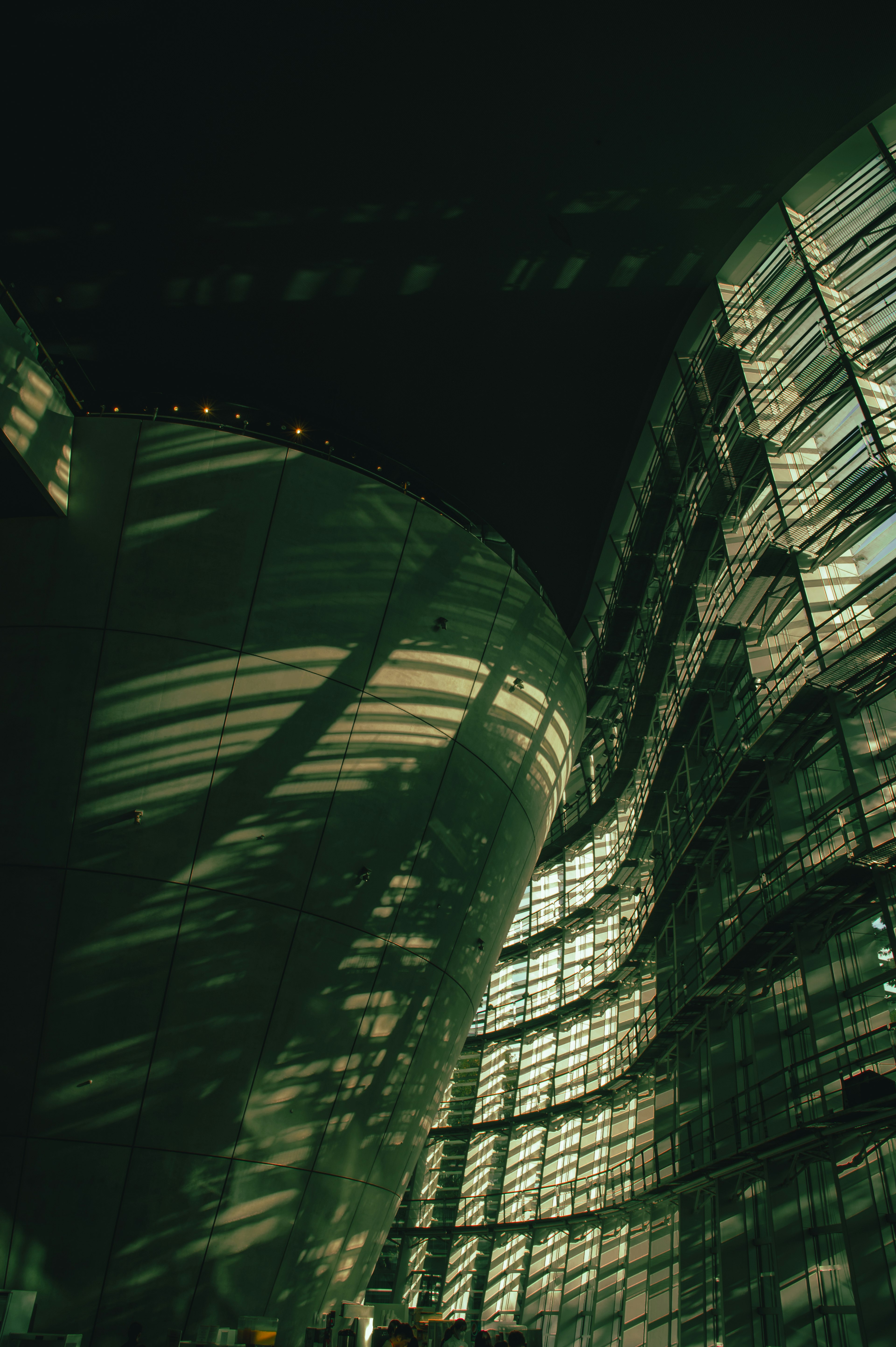 Bâtiment moderne de la ville avec verre courbé et reflets la nuit