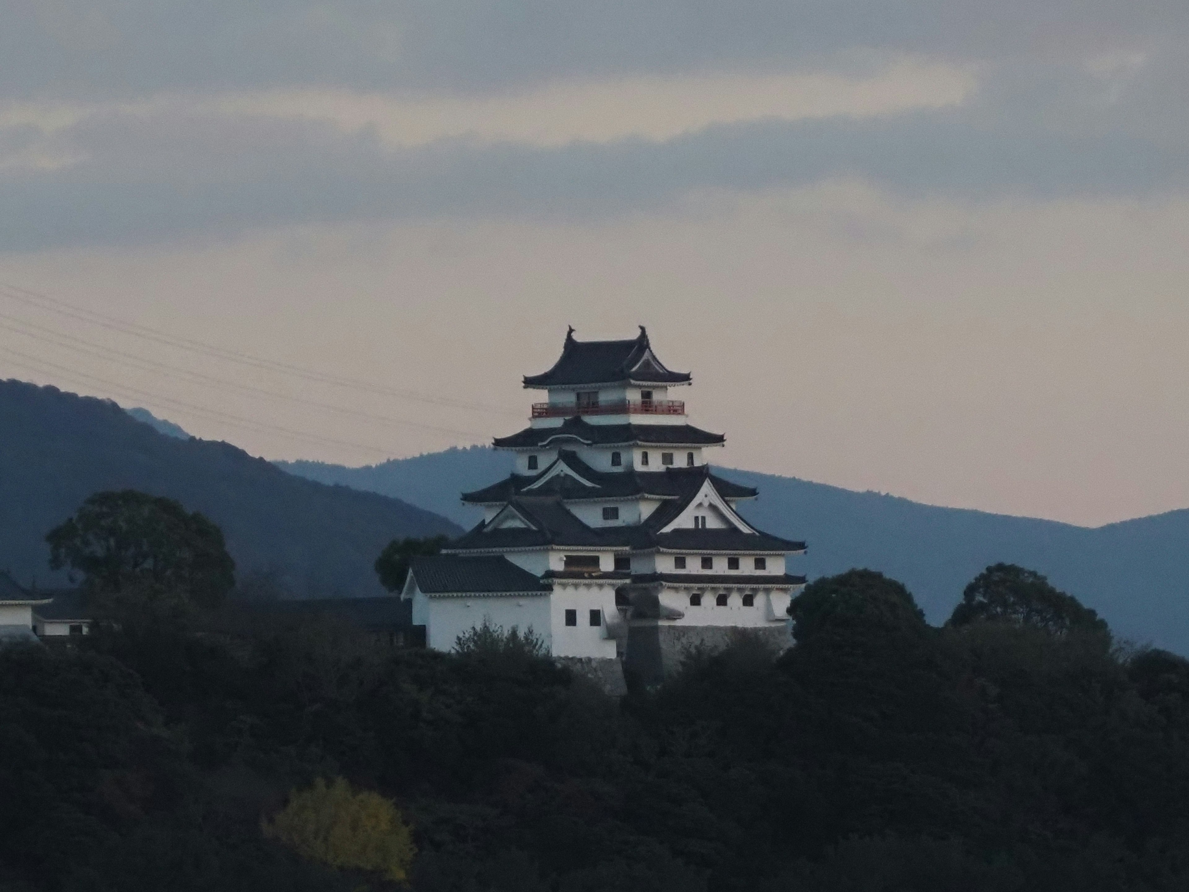 群山中矗立的白色城堡的风景