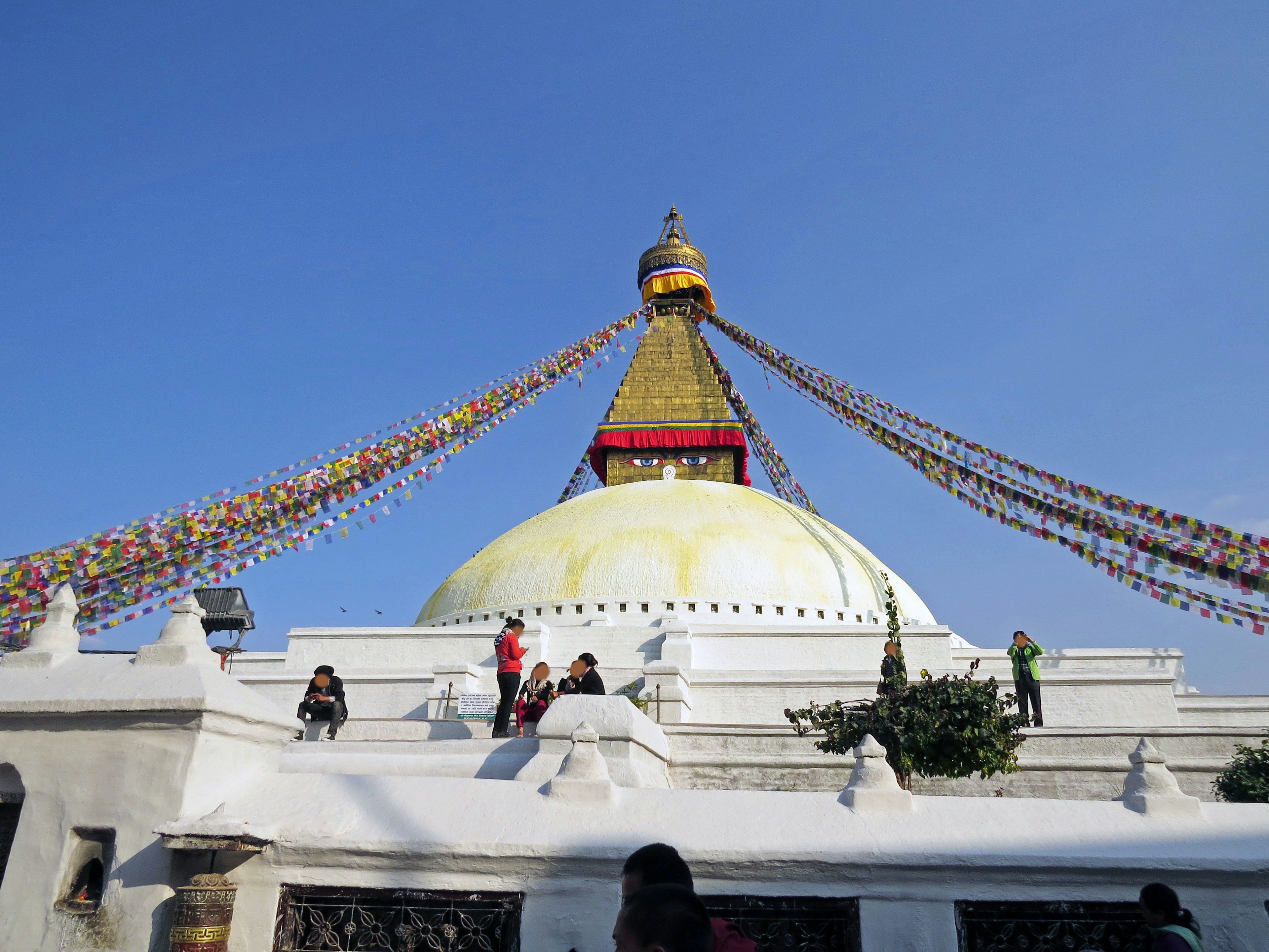 Stupa Boudhanath với mái vòm sống động và cờ cầu nguyện đầy màu sắc