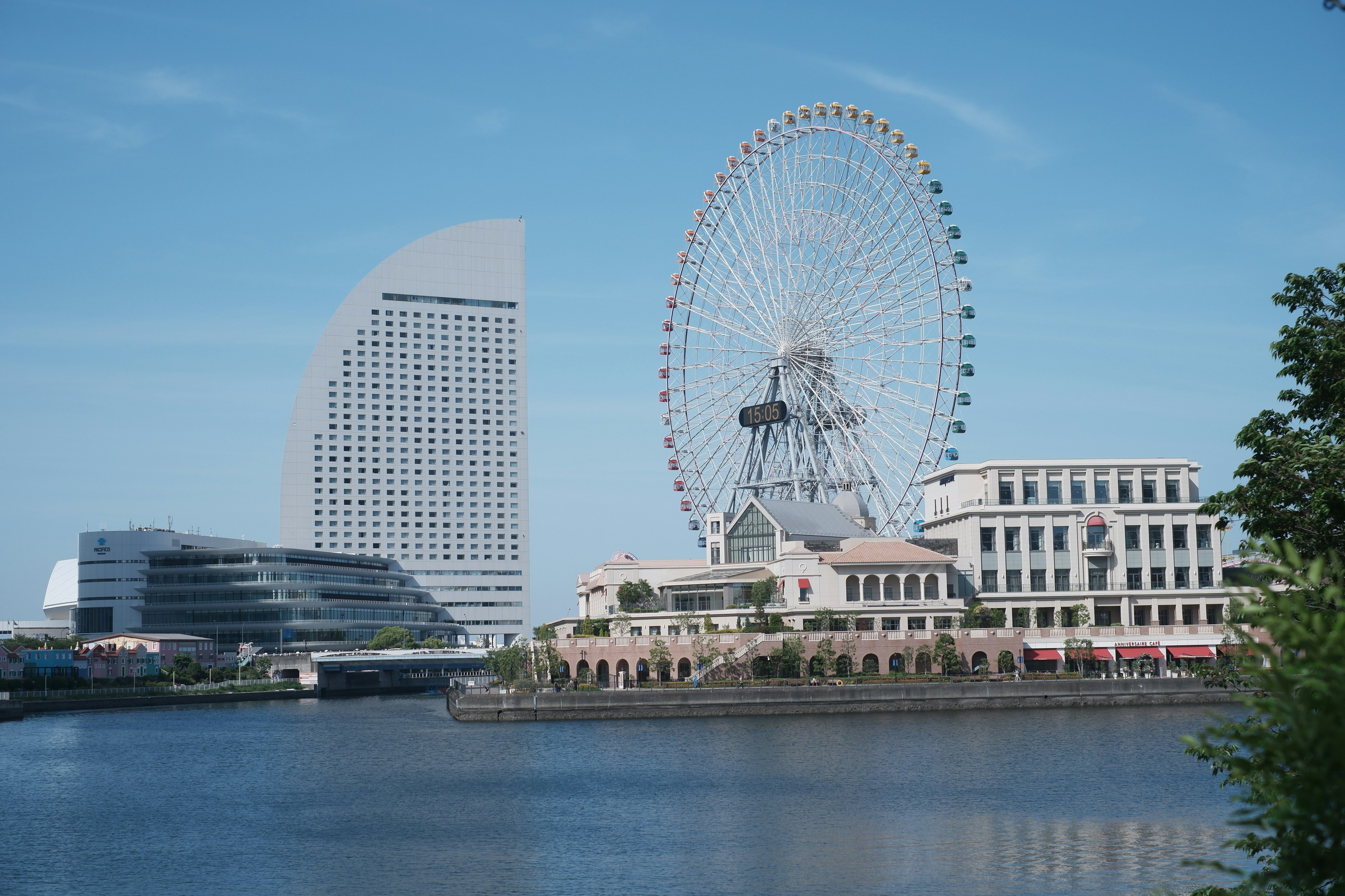 Panorama di Yokohama con una grande ruota panoramica e architettura moderna