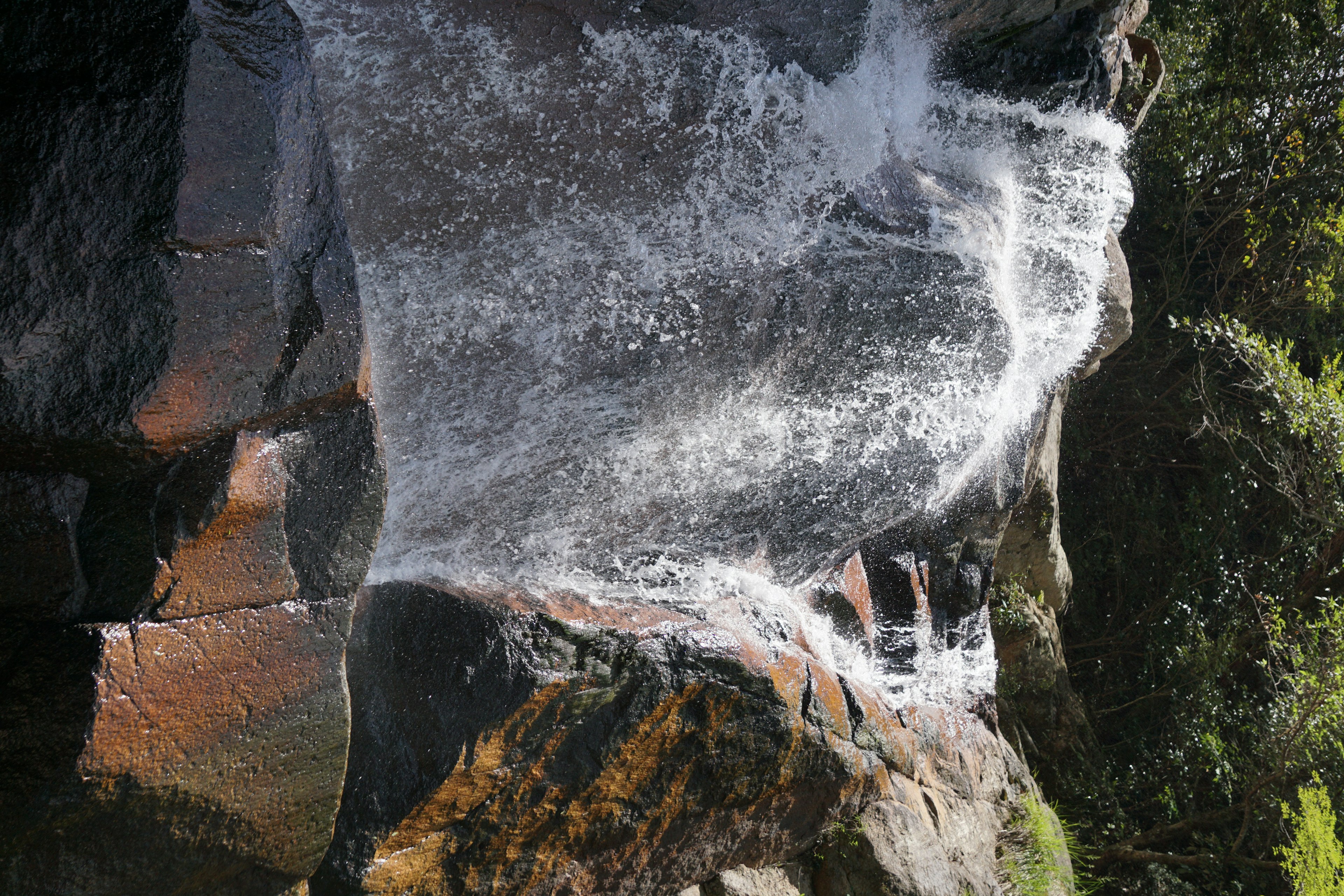 Bellissima cascata che scorre su rocce in un ambiente naturale