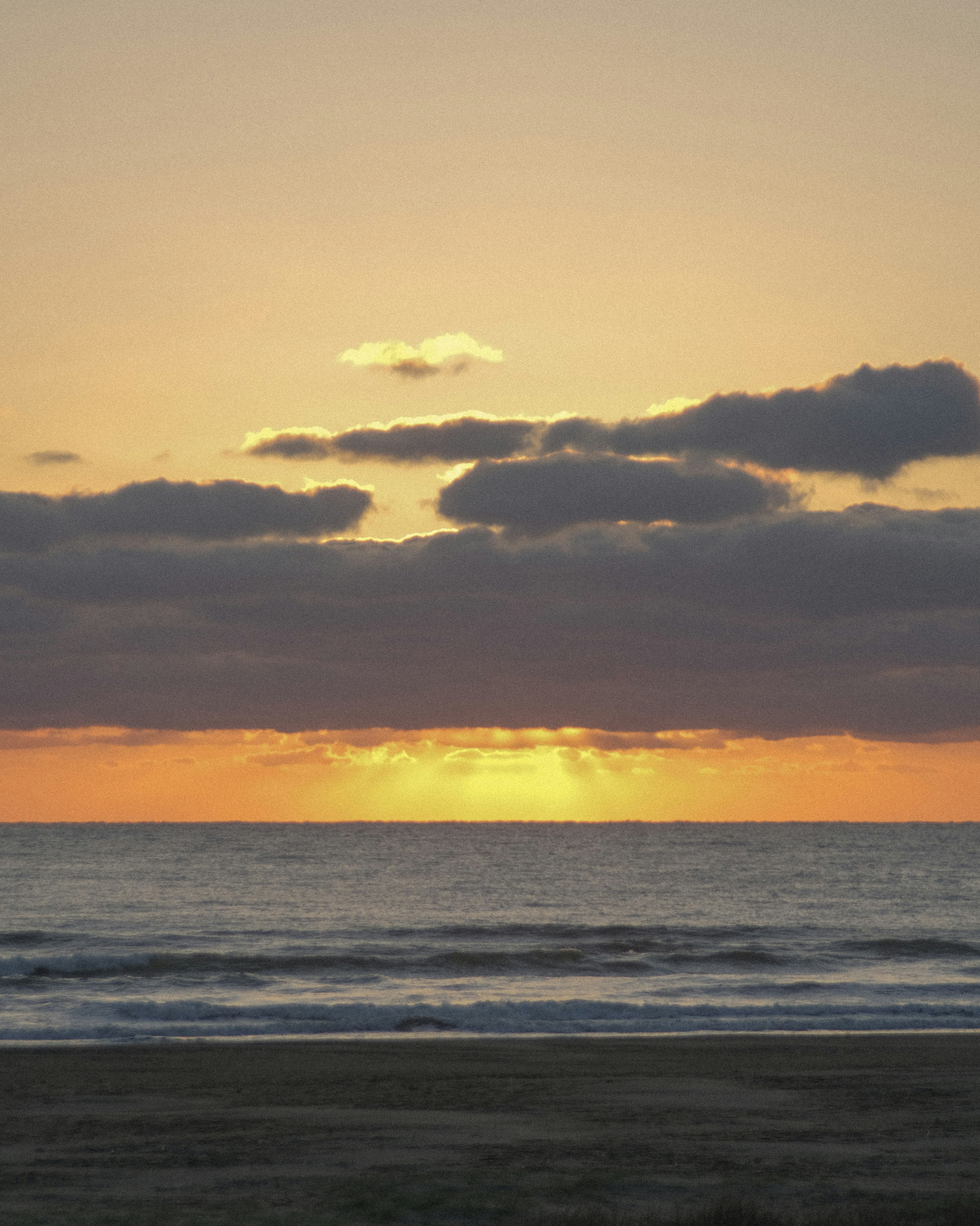 Ein schöner Sonnenuntergang über dem Ozean mit bunten Wolken am Himmel