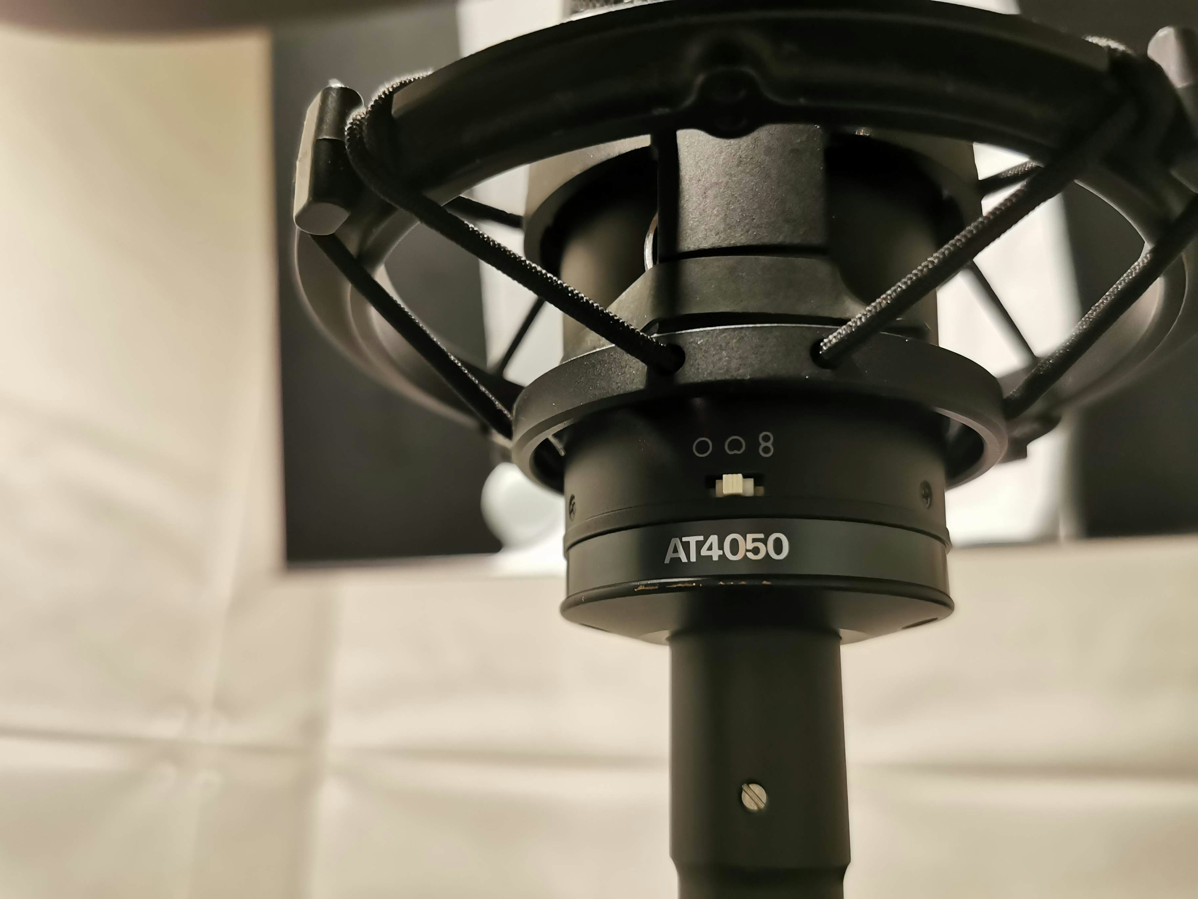 Gros plan sur le microphone AT4050 avec un fond de studio créatif