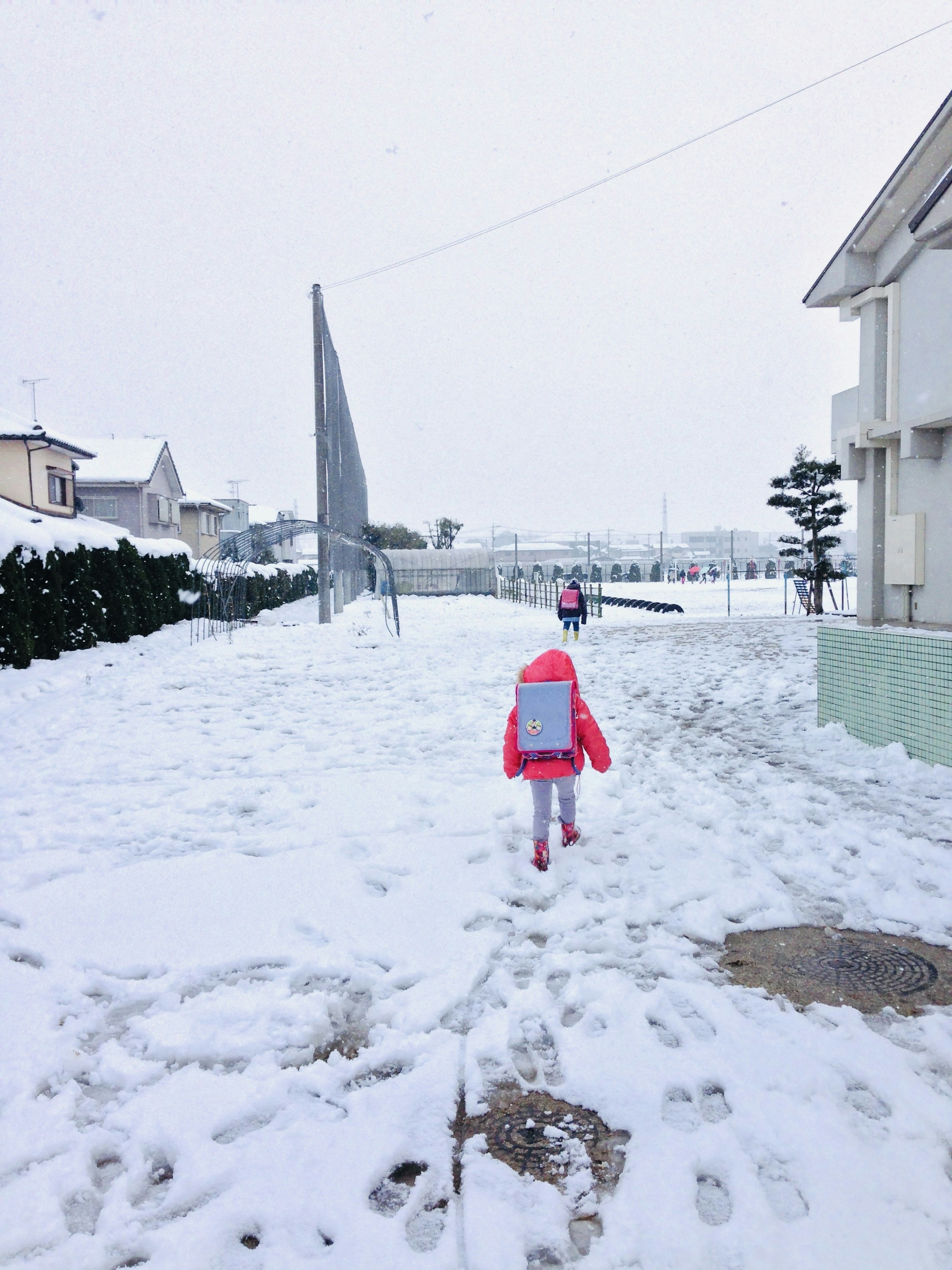 Bambino che cammina nella neve con un paesaggio invernale