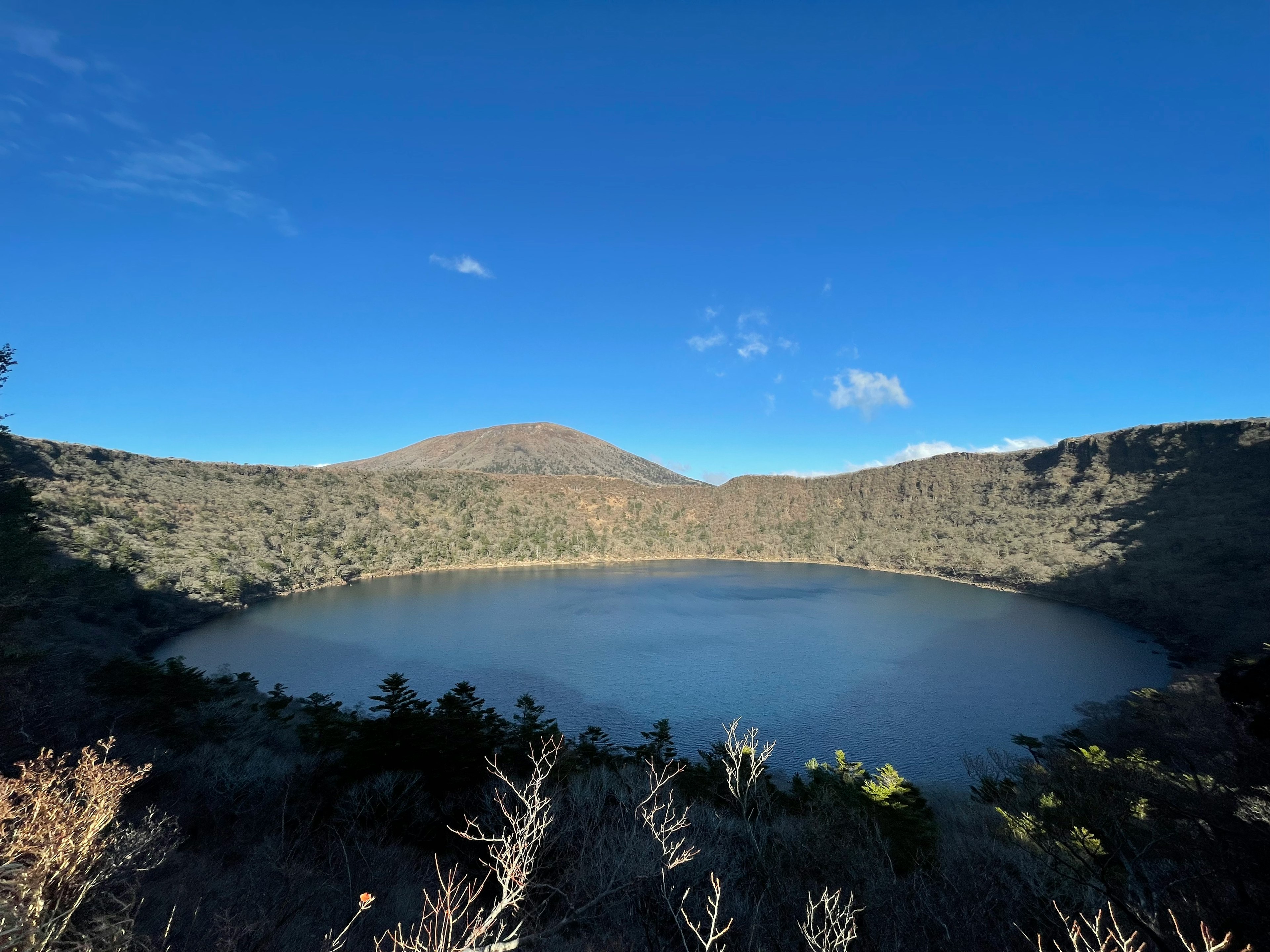 青い空と静かな湖を囲む山の景色