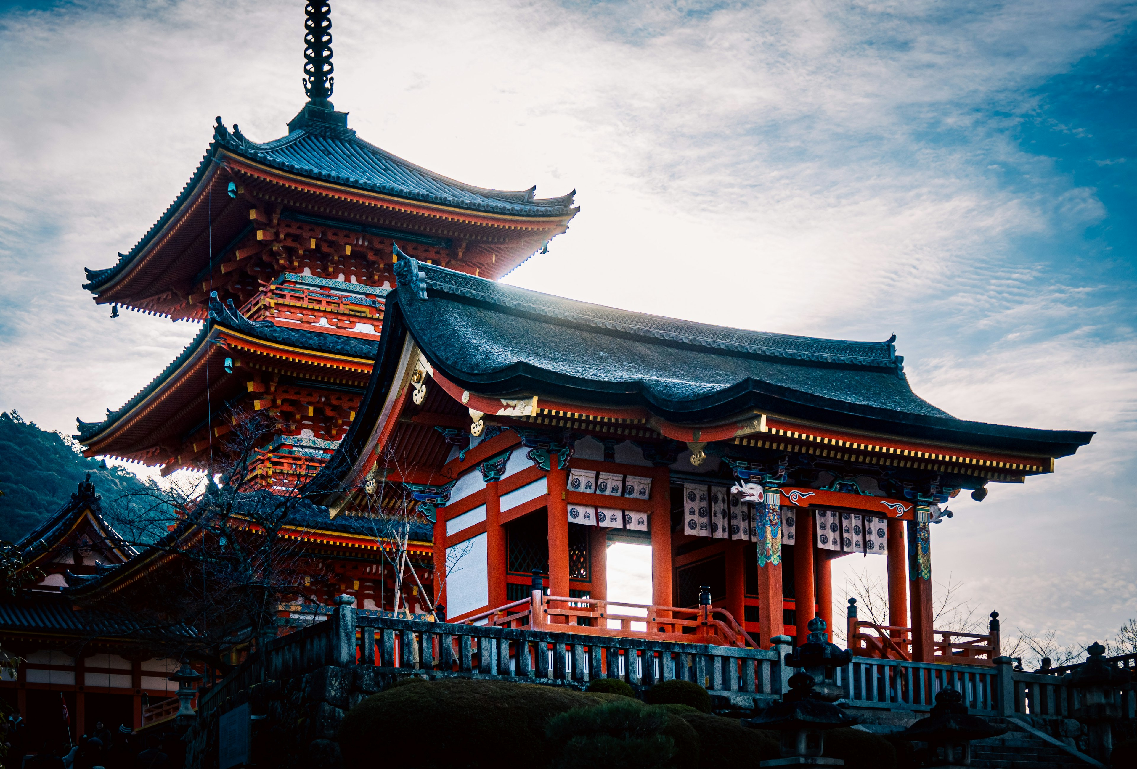 美しい日本の寺院、赤と白の色合い、青空の背景、伝統的な建築、詳細な屋根のデザイン