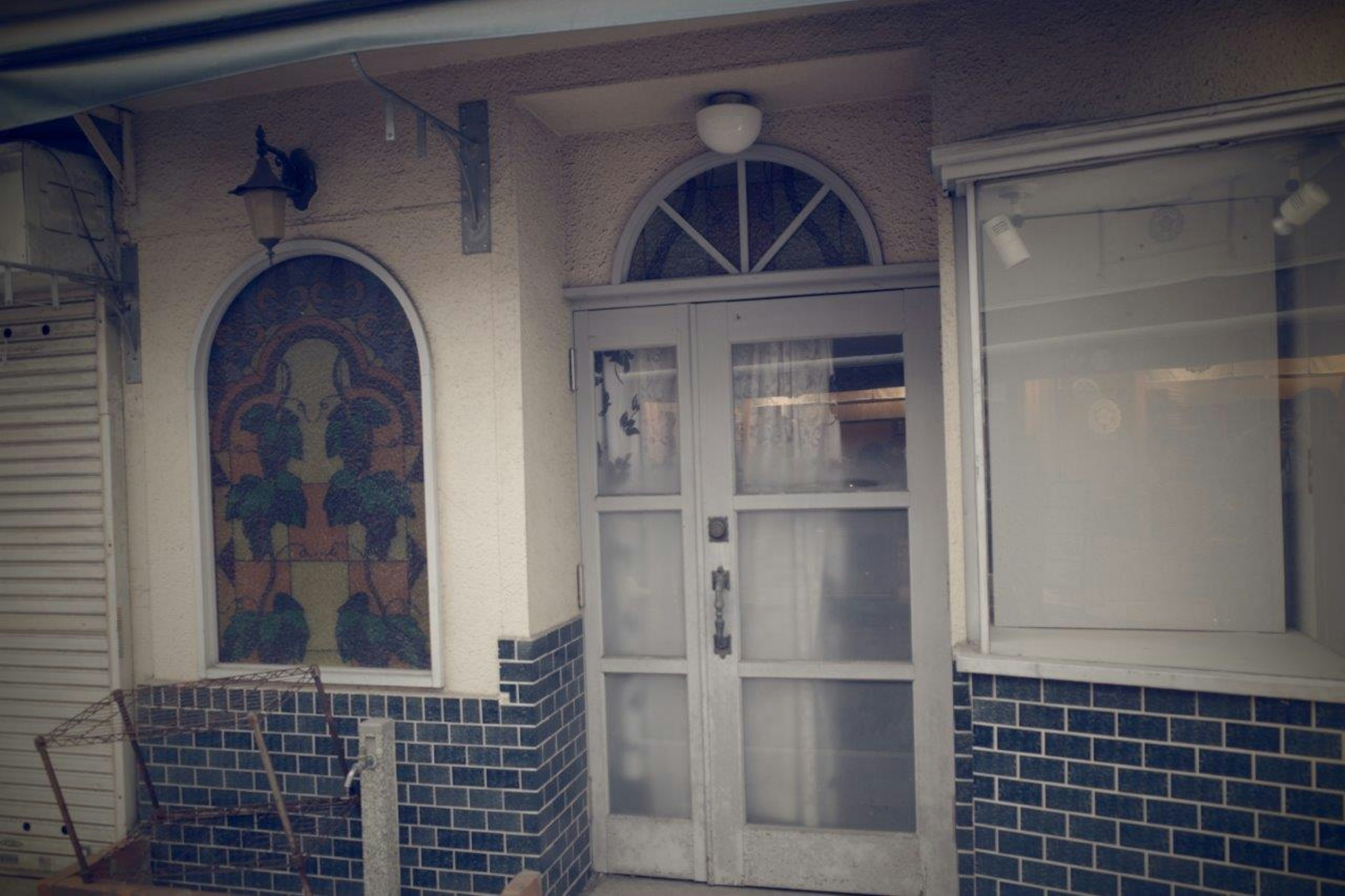 Entrance with an old door and decorative window features