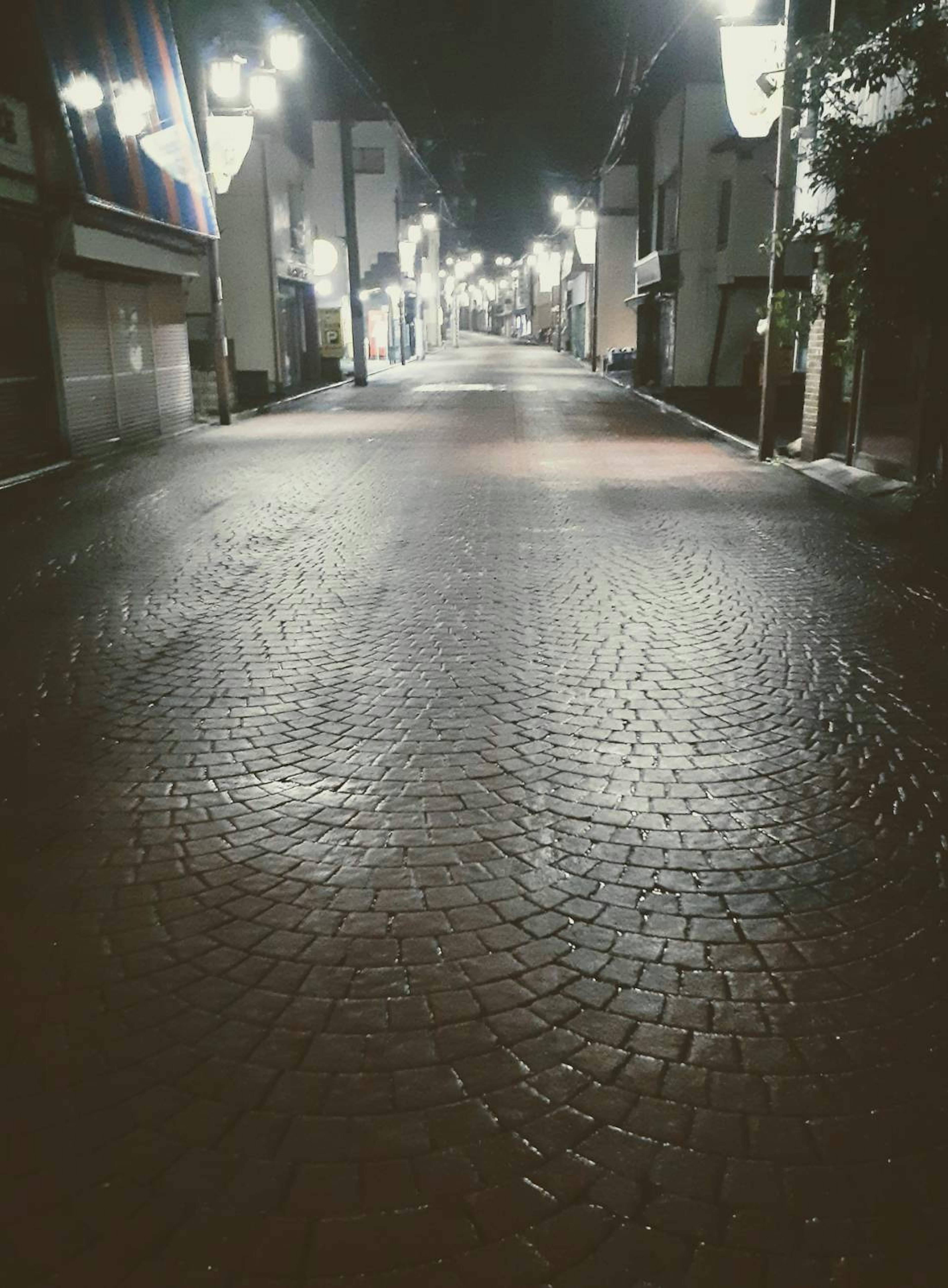 Scène de rue tranquille la nuit avec pavé en pierre