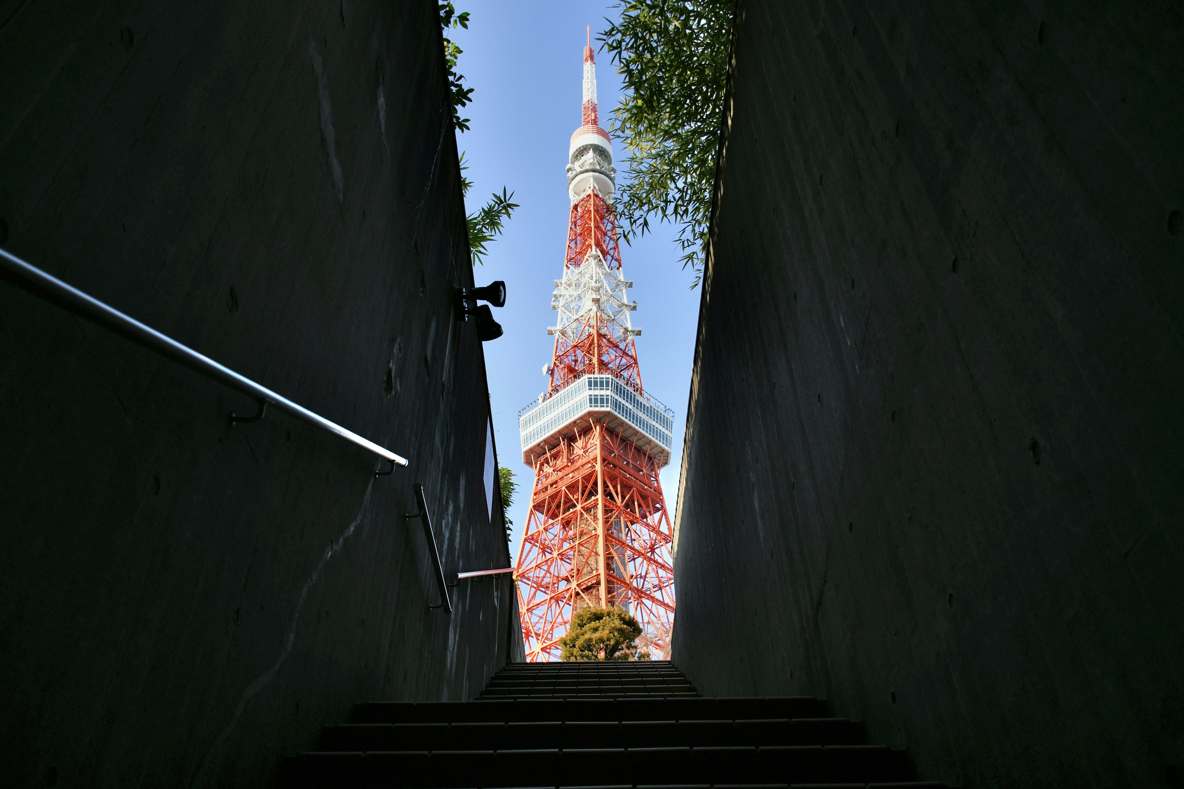 Vista della Tokyo Tower dall'alto di una scala