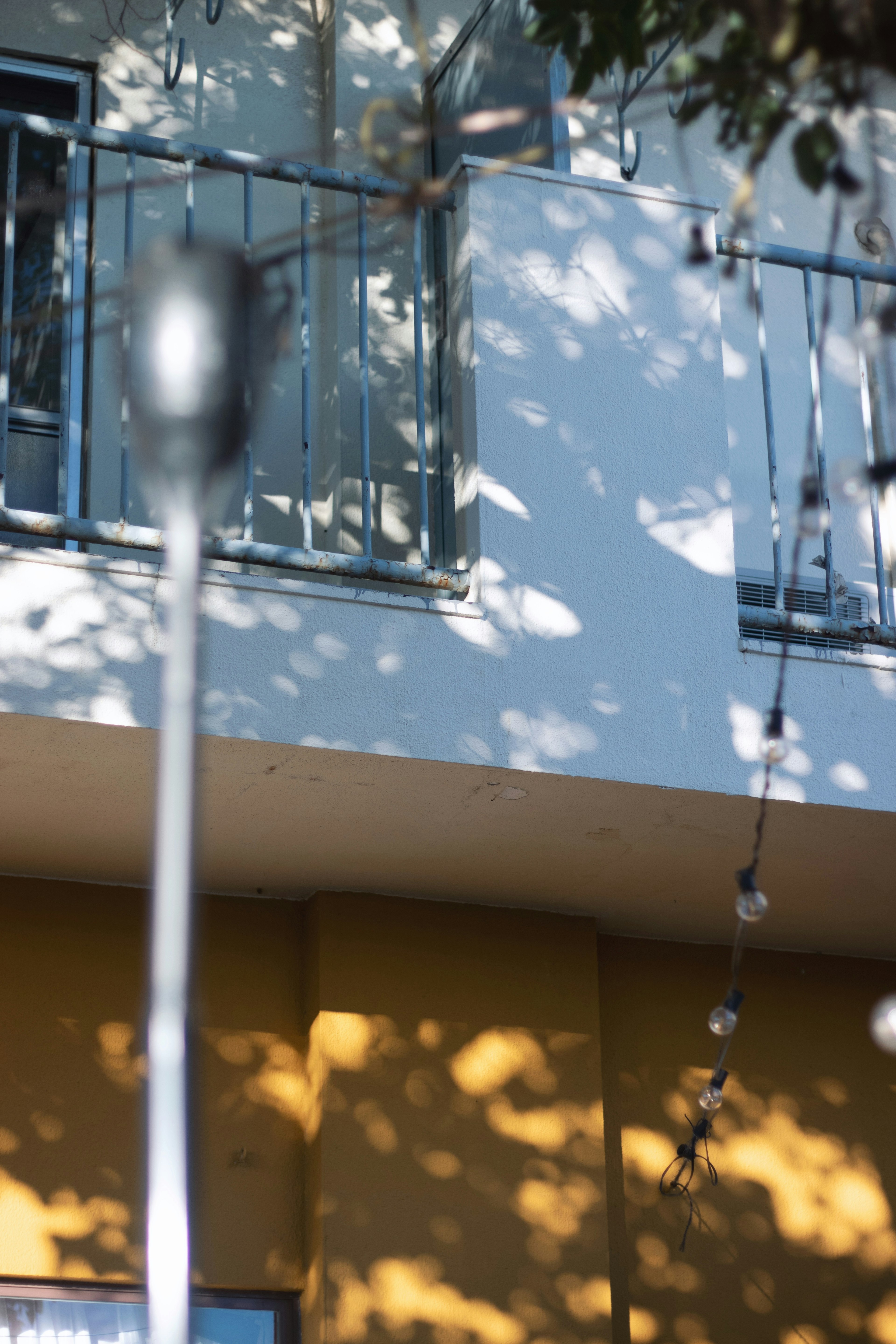 Balcón de un edificio con luz y sombras