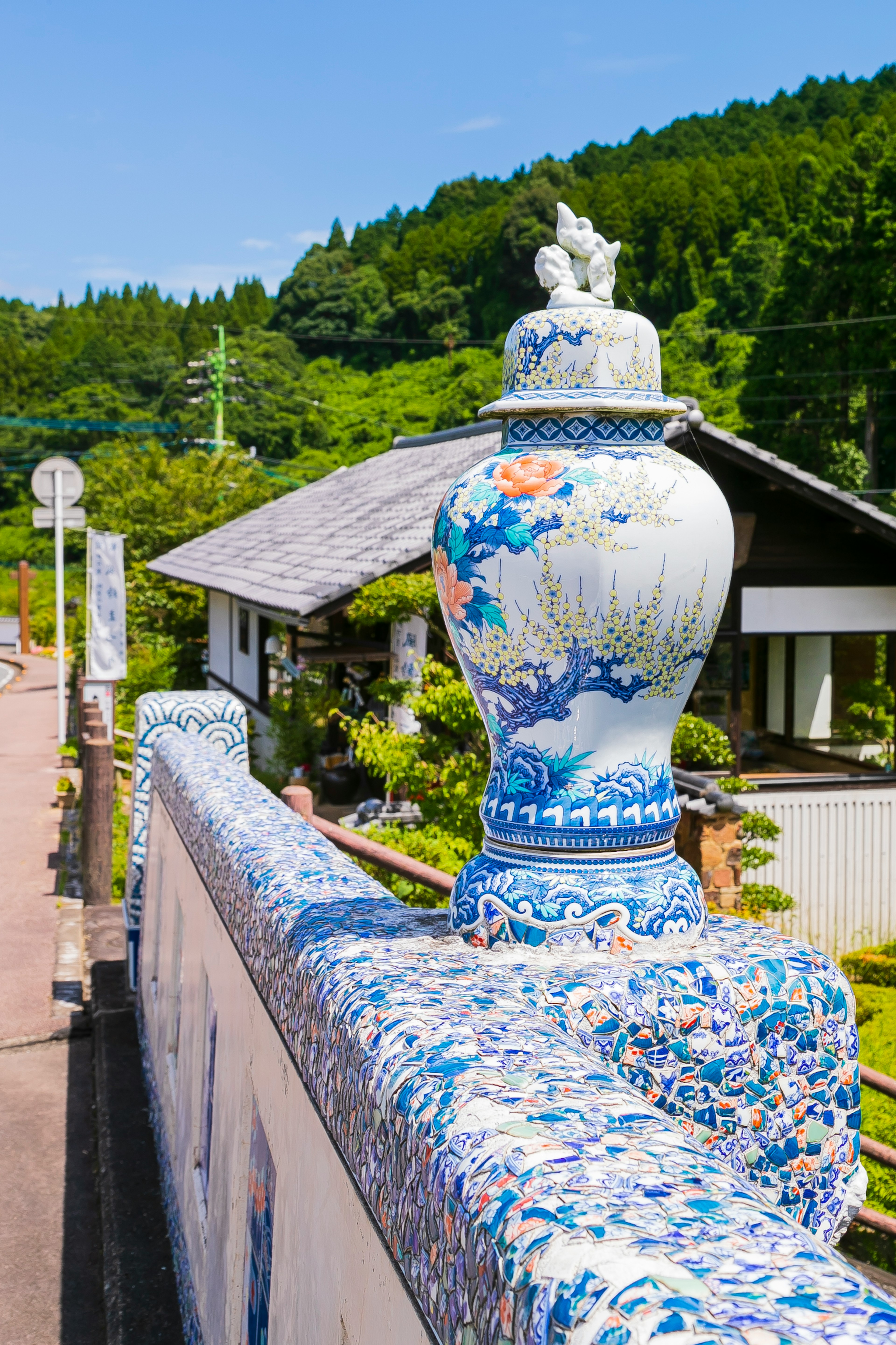 Un bellissimo vaso in ceramica blu e bianco posizionato sopra un muro di giardino