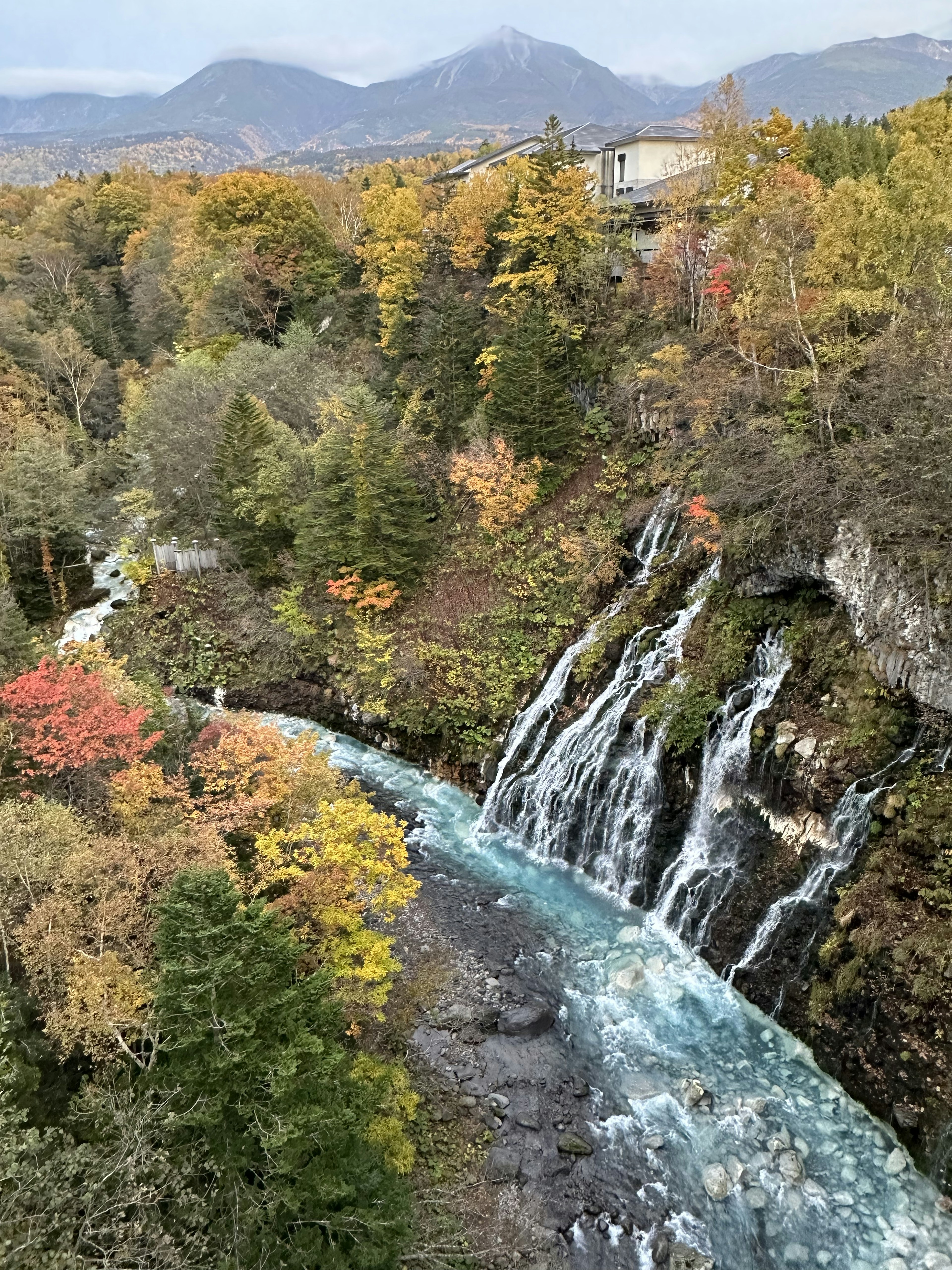 Paysage automnal vibrant avec une cascade et une rivière