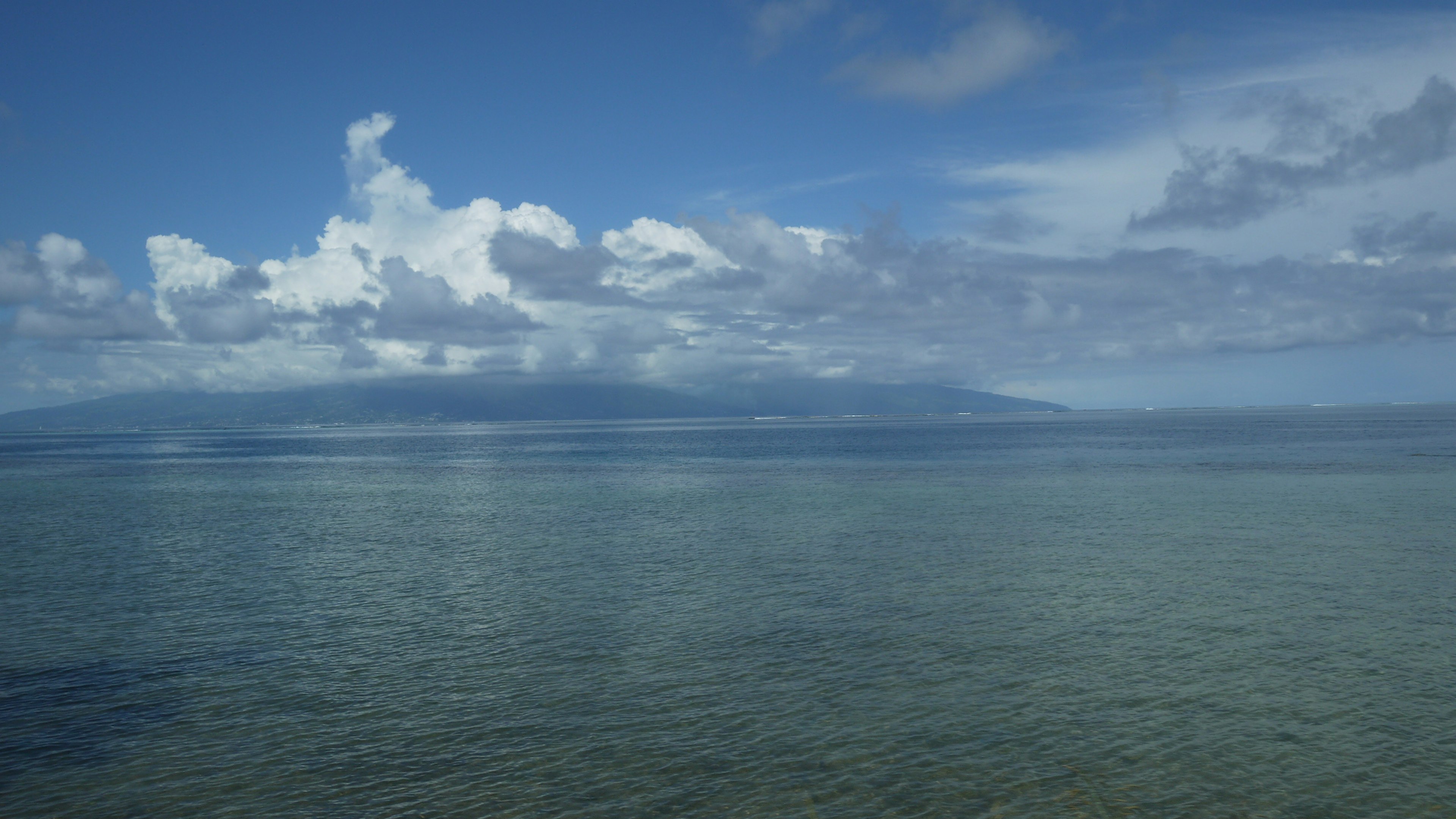 Vue panoramique de l'océan bleu et des nuages dans le ciel