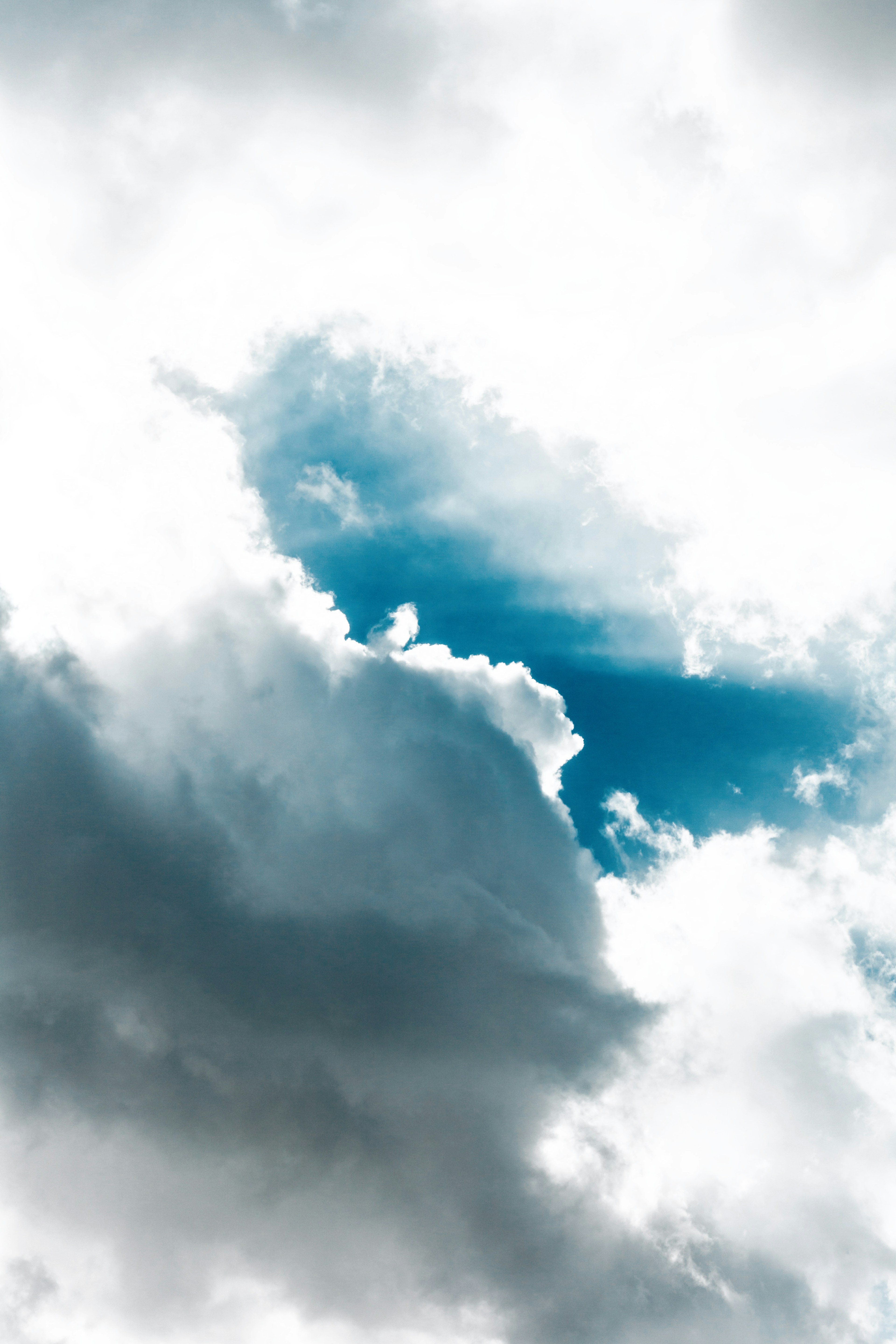 Pemandangan indah dengan langit biru dan awan putih