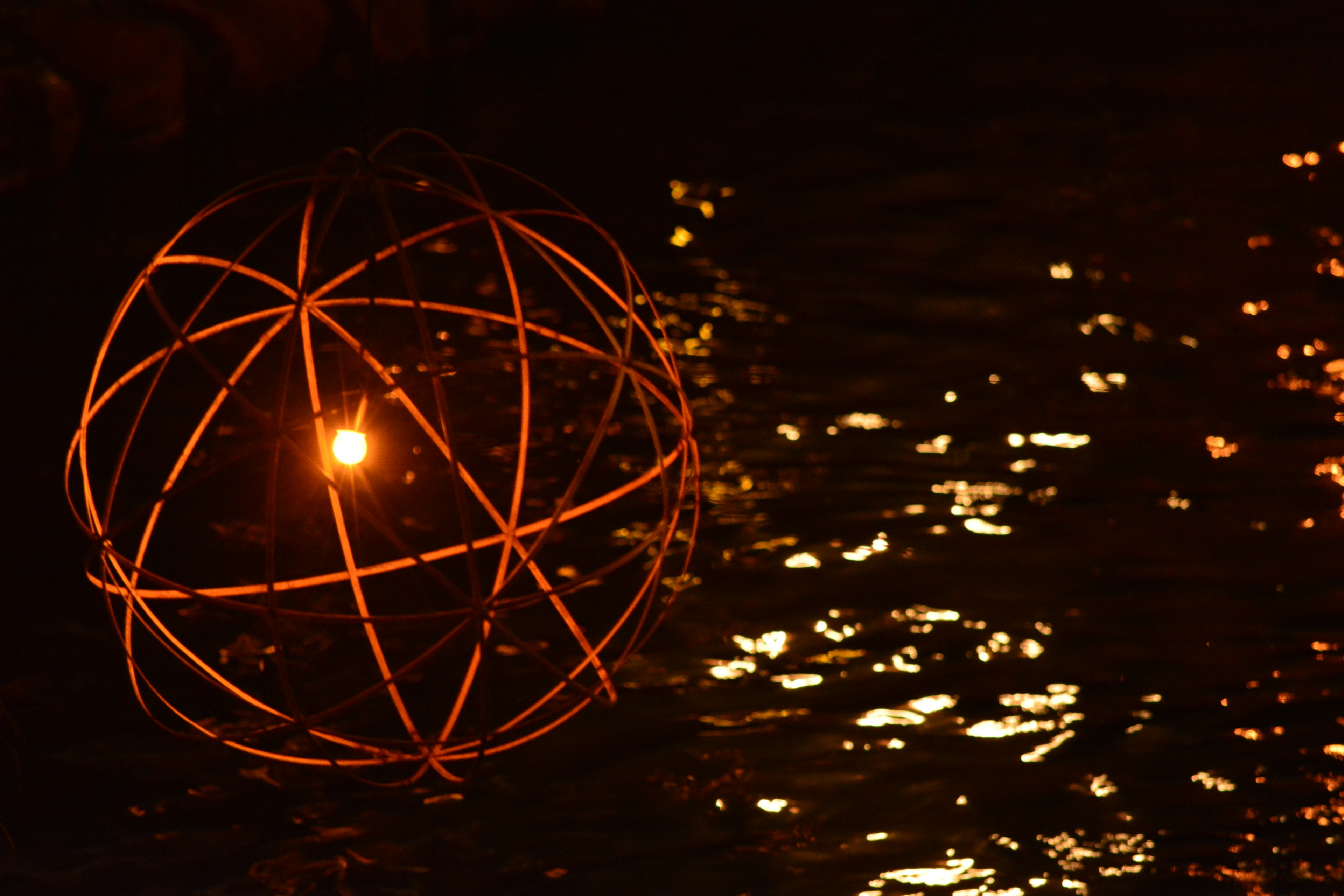 Ein leuchtendes sphärisches Objekt, das auf dem Wasser schwimmt