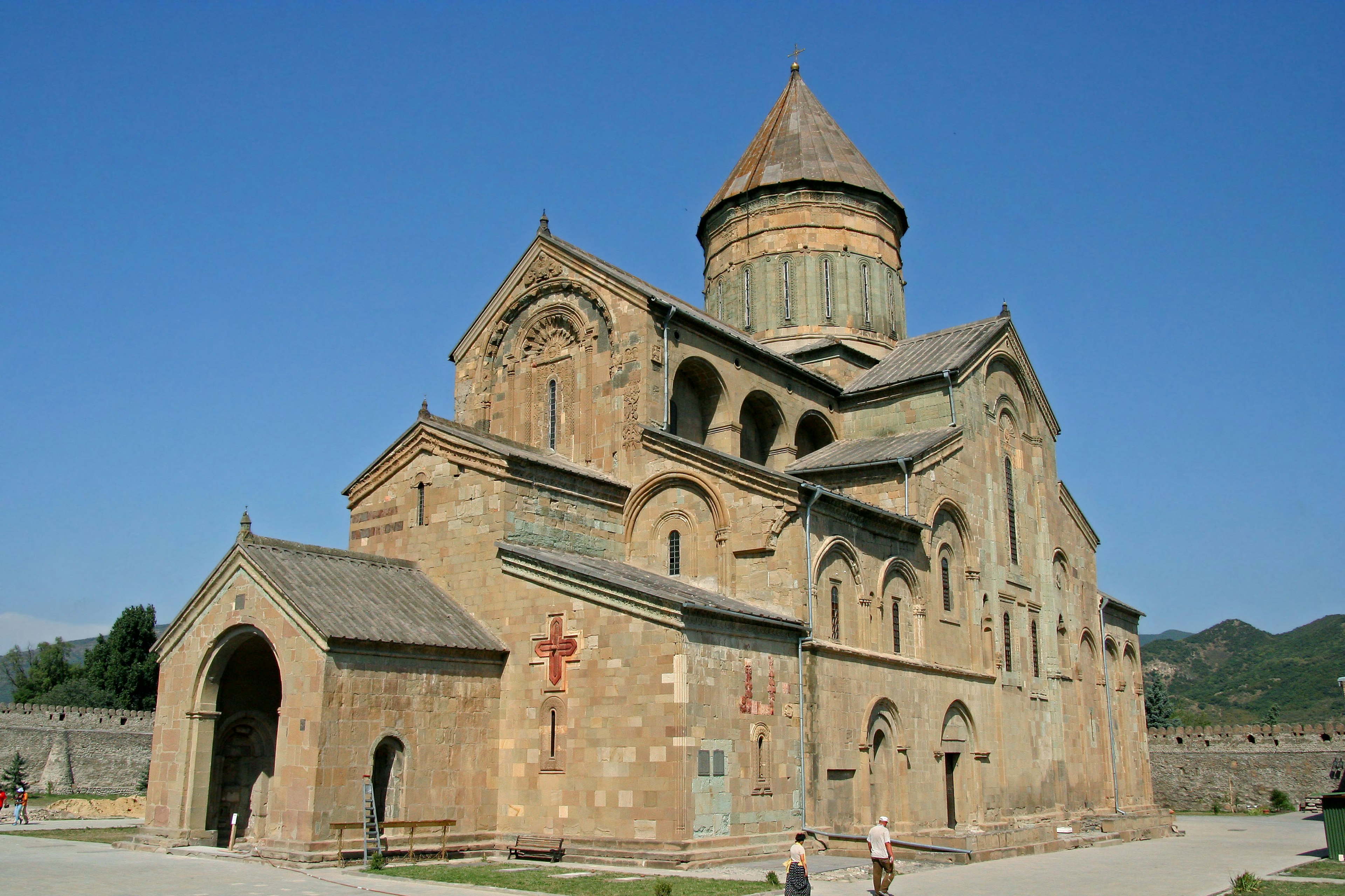 Äußeres einer historischen Kirche unter einem blauen Himmel