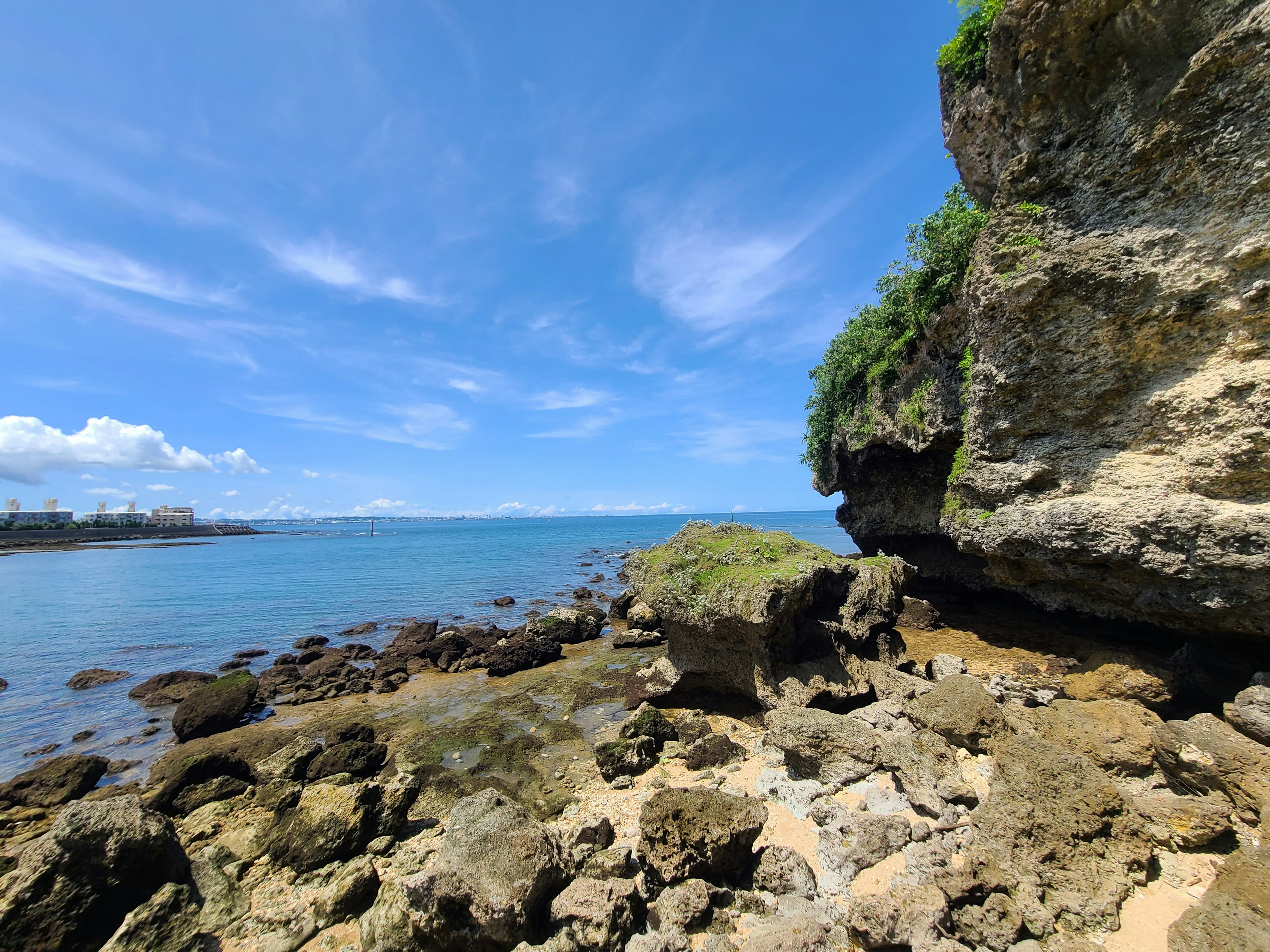 Vista panoramica dell'oceano blu e della spiaggia rocciosa