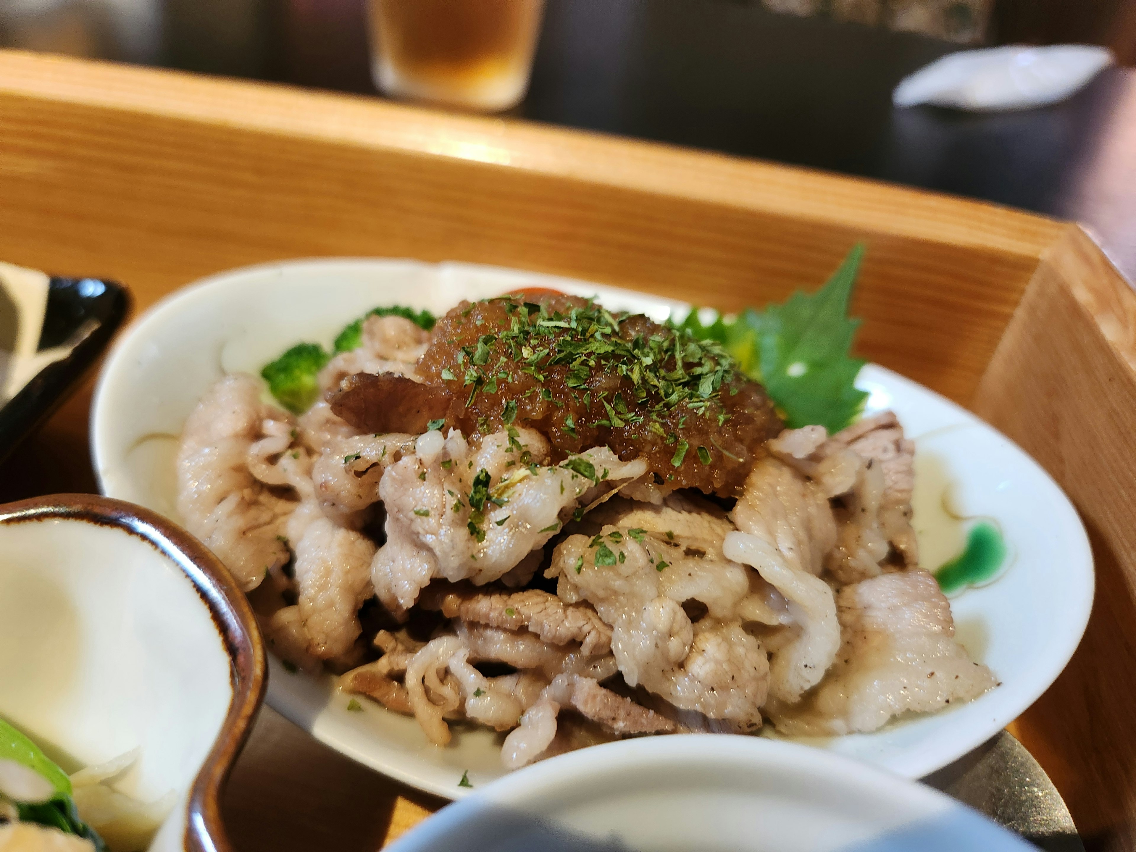 豚肉の料理が皿に盛り付けられています