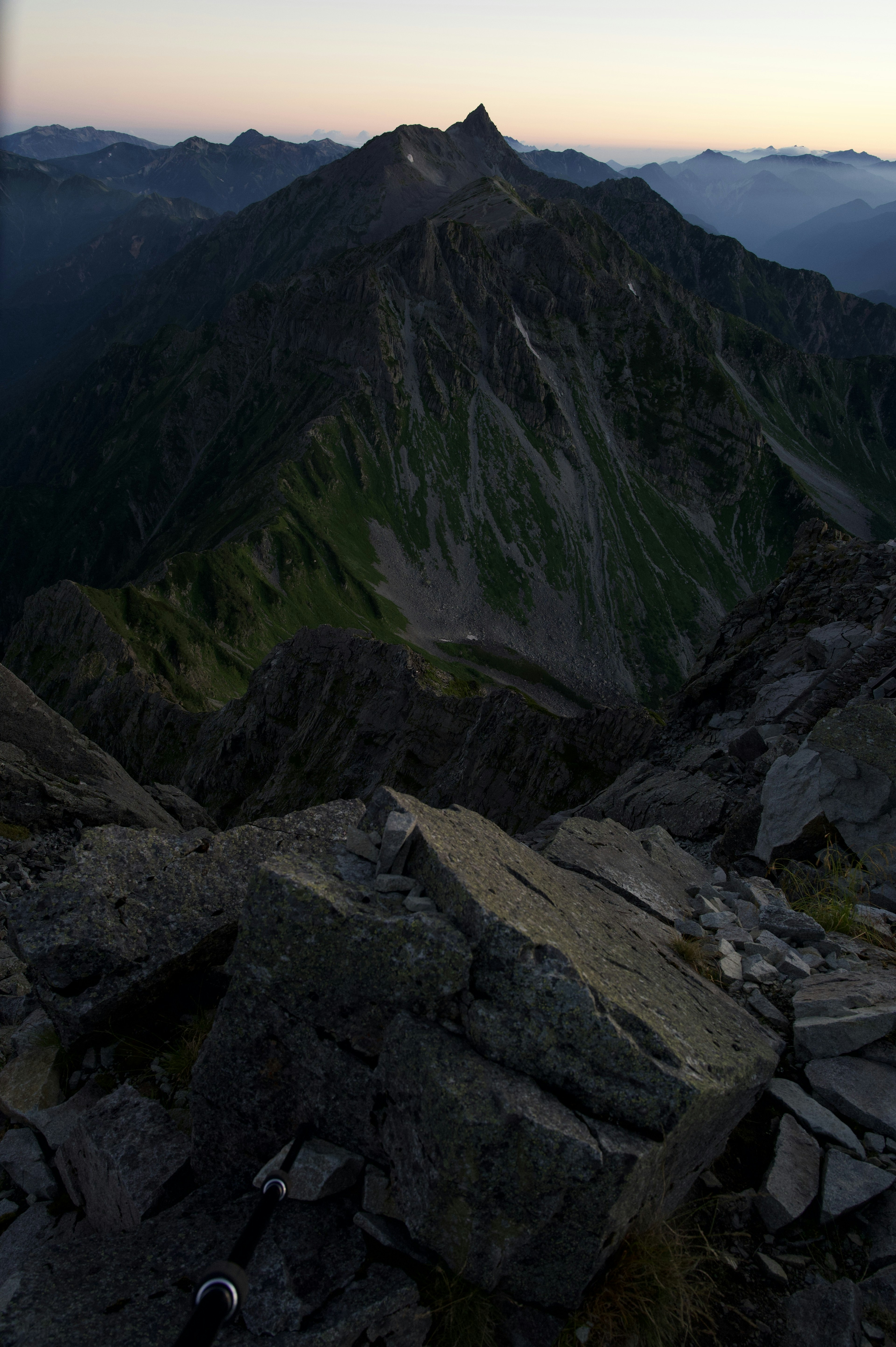 Vue magnifique depuis un sommet de montagne montrant des crêtes accidentées et un terrain rocheux