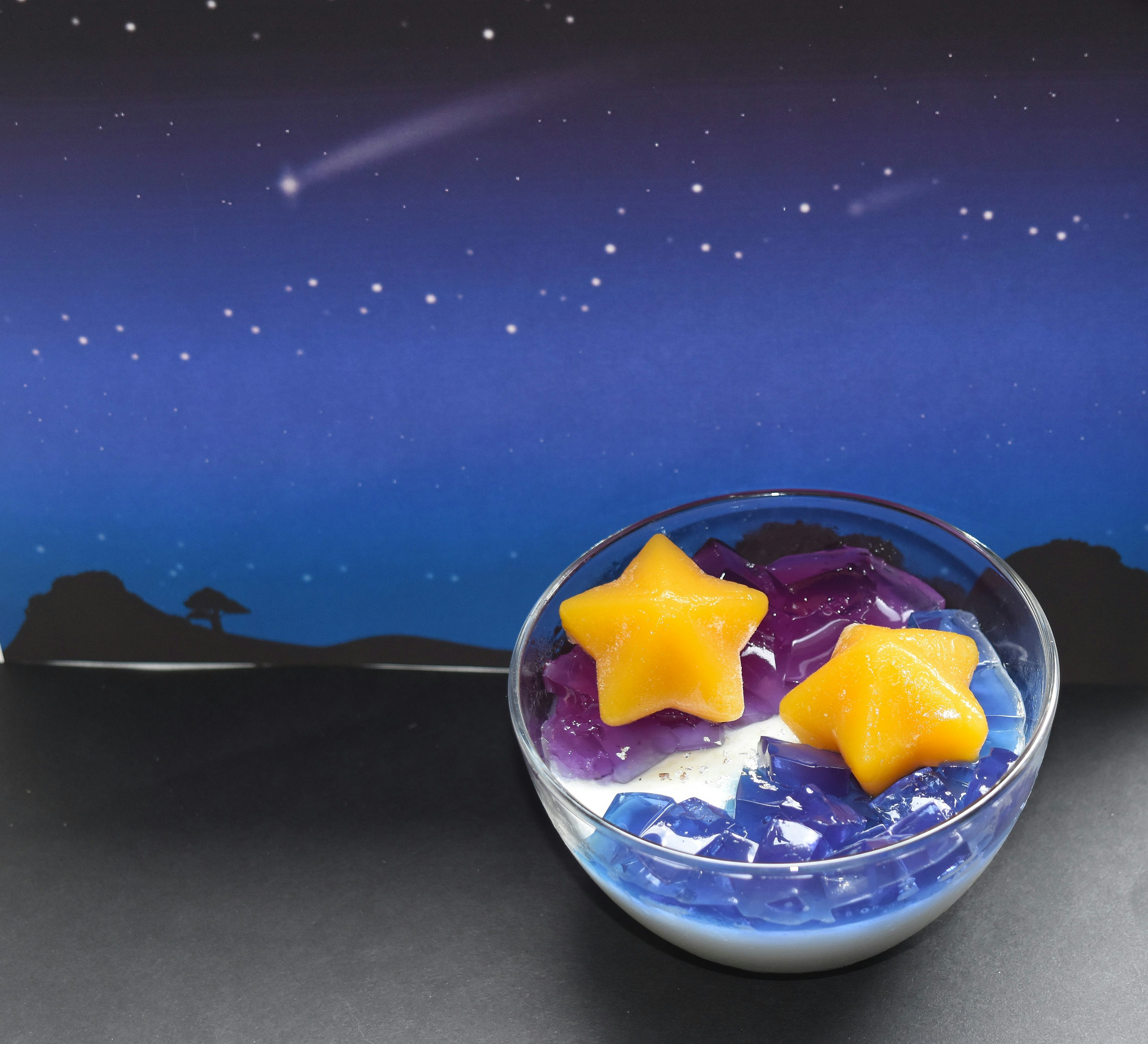 Tazón de postre con frutas en forma de estrella sobre un fondo azul