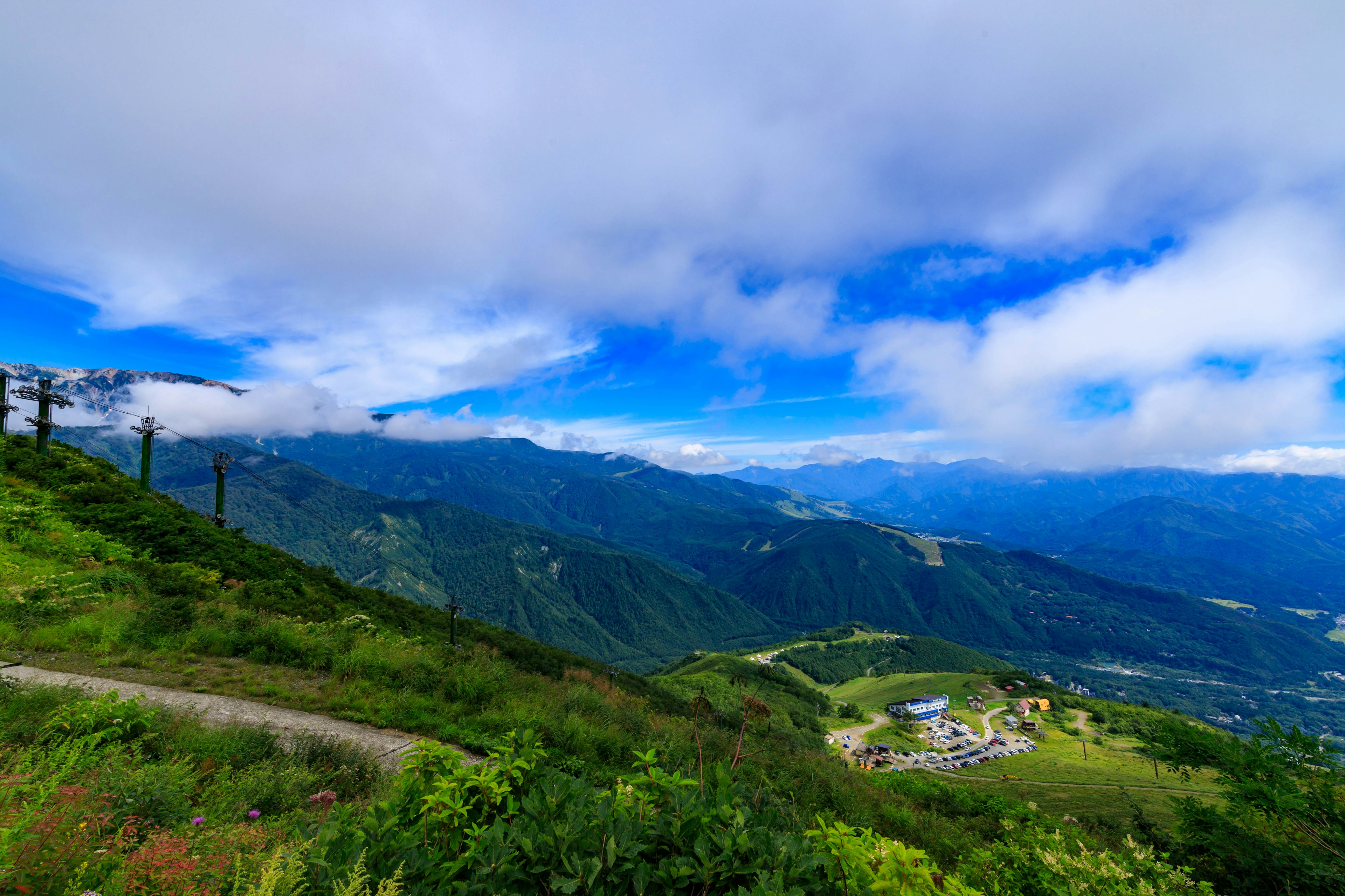 郁郁葱葱的绿山和蓝天上散布的云朵