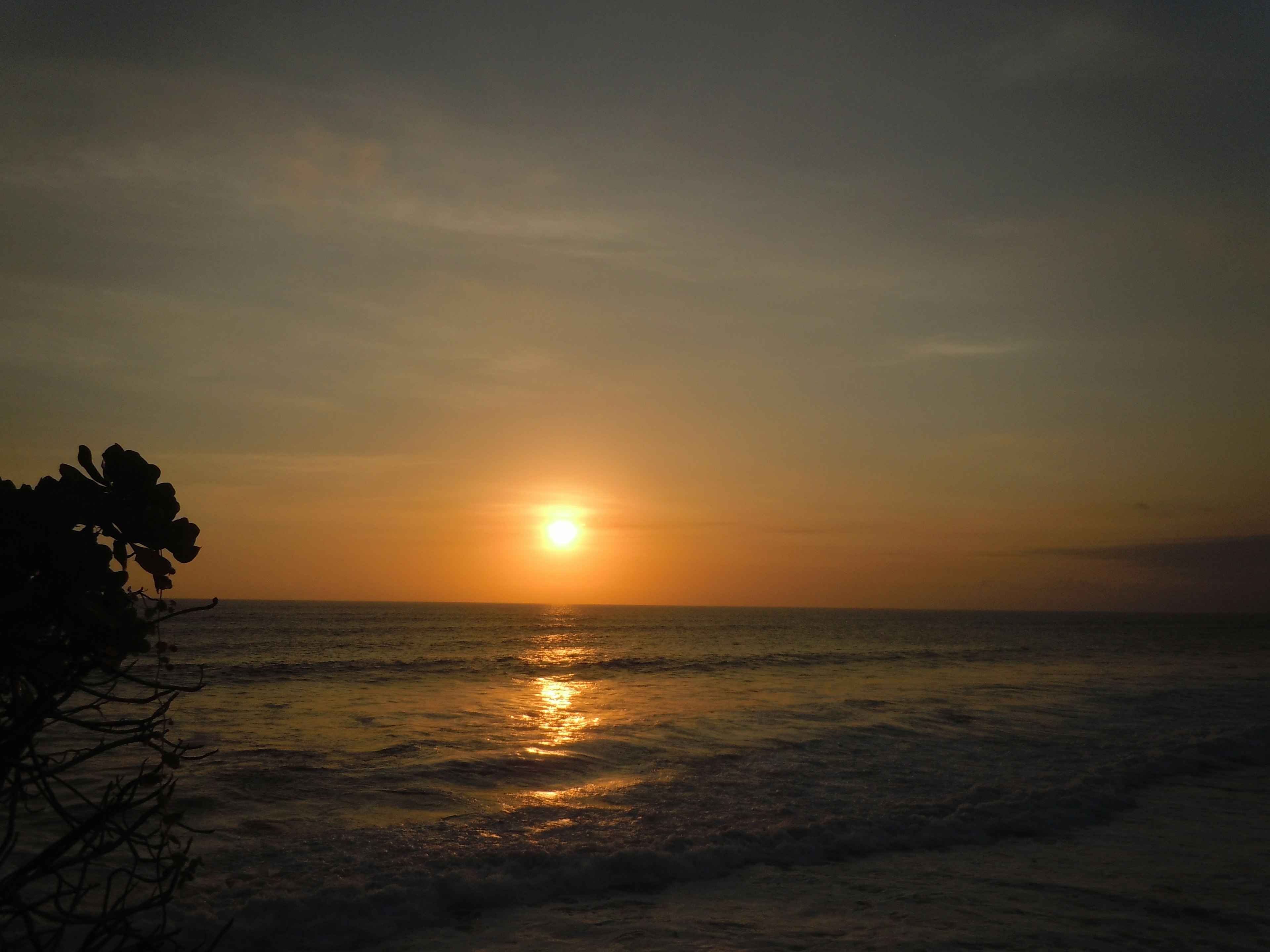 海の上に沈む夕日と静かな波