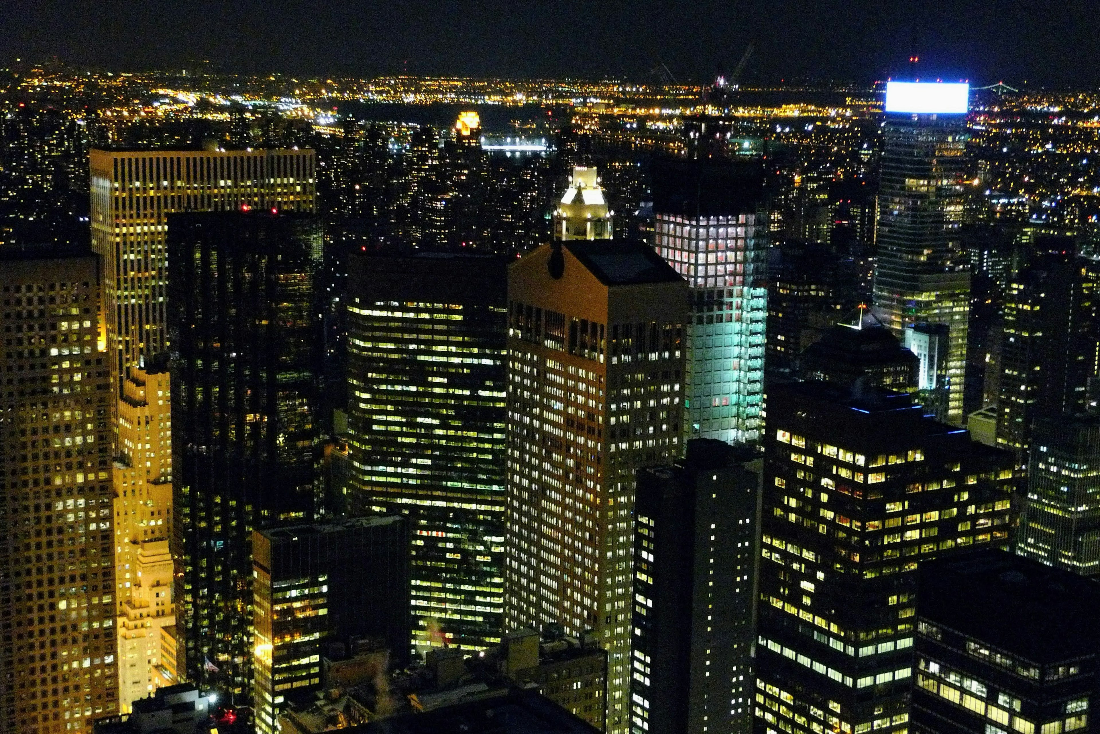 Hermosa vista de rascacielos en una ciudad de noche