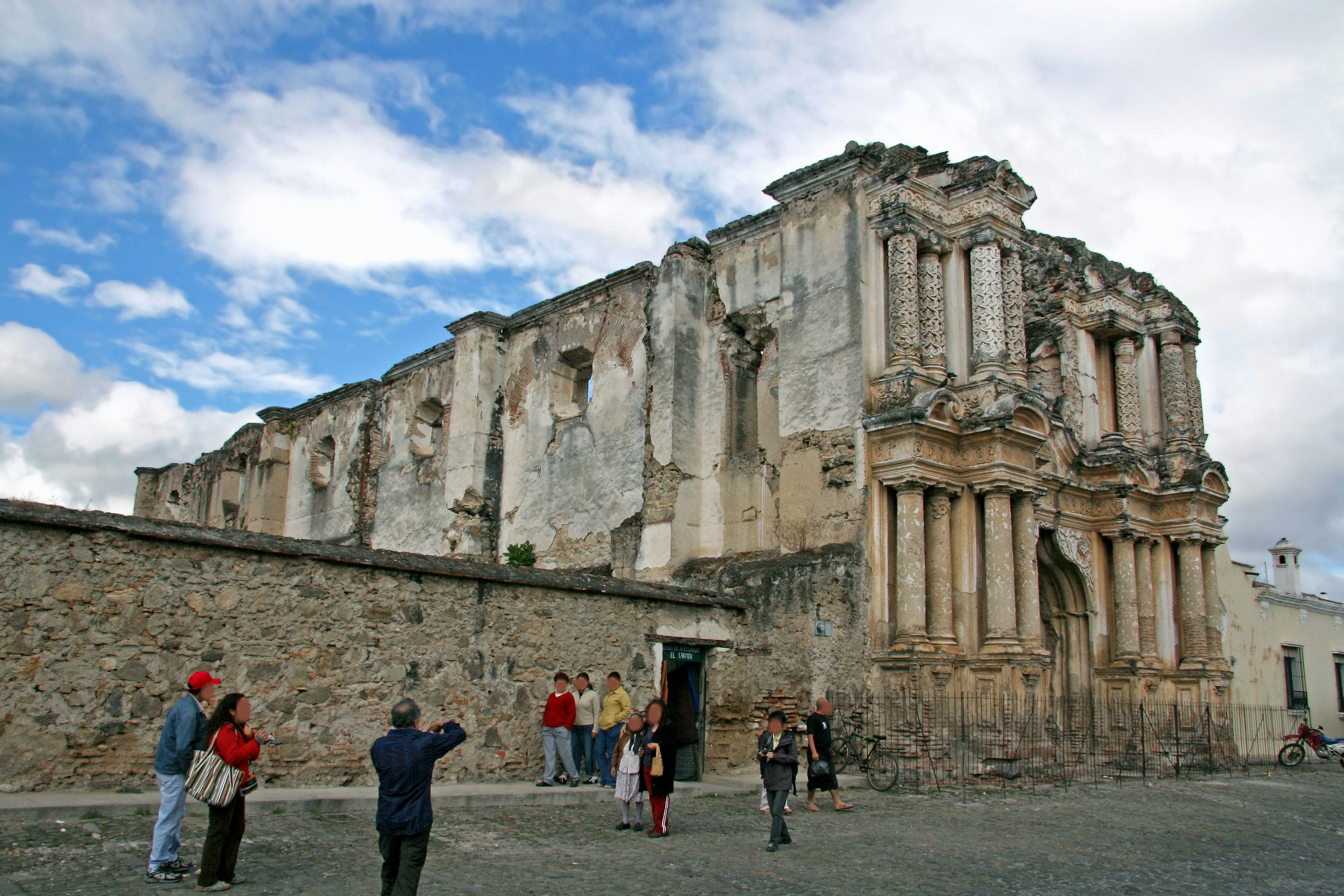 Rovine antiche con turisti contro un cielo blu