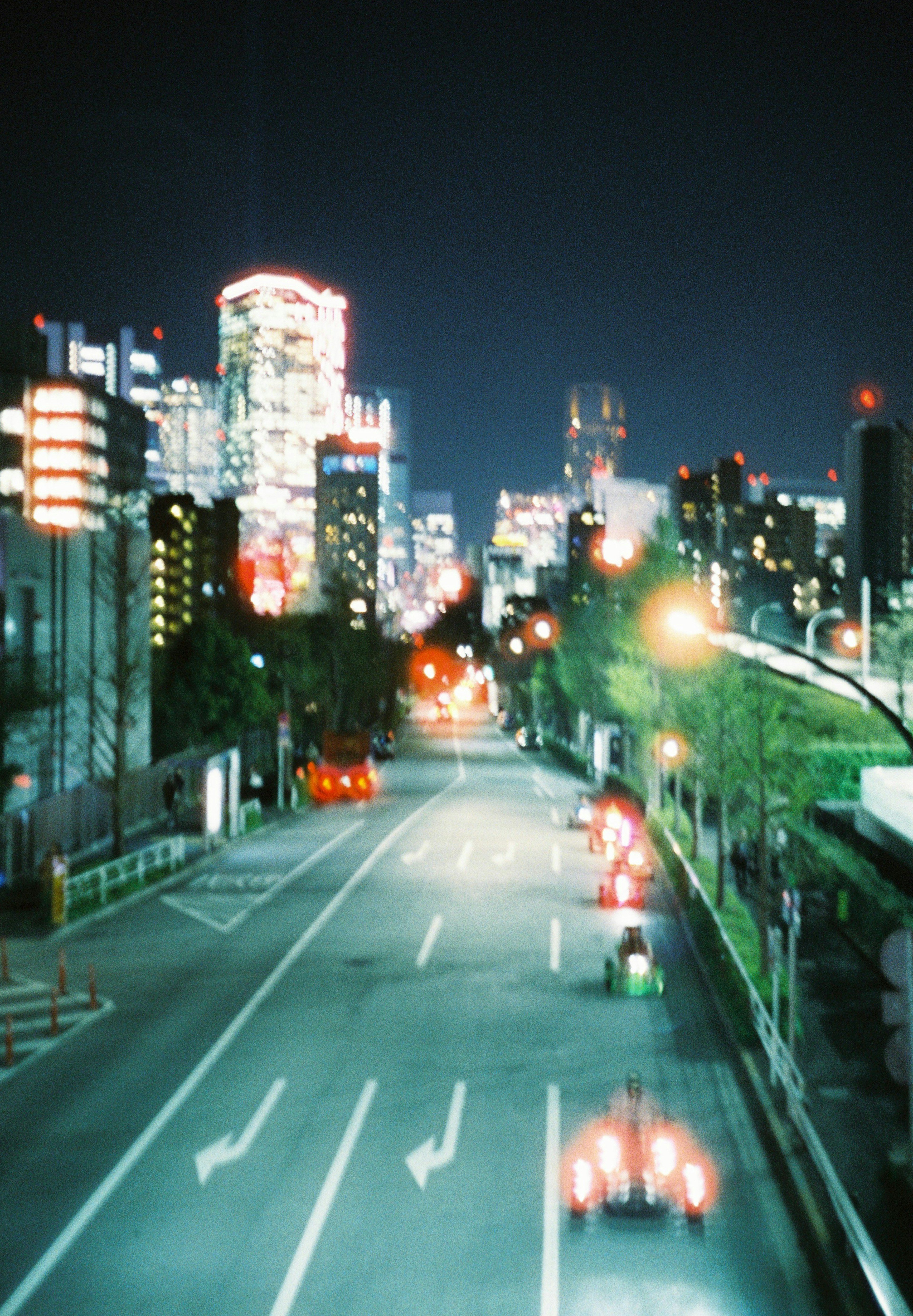 夜の東京の街並みと車のライト