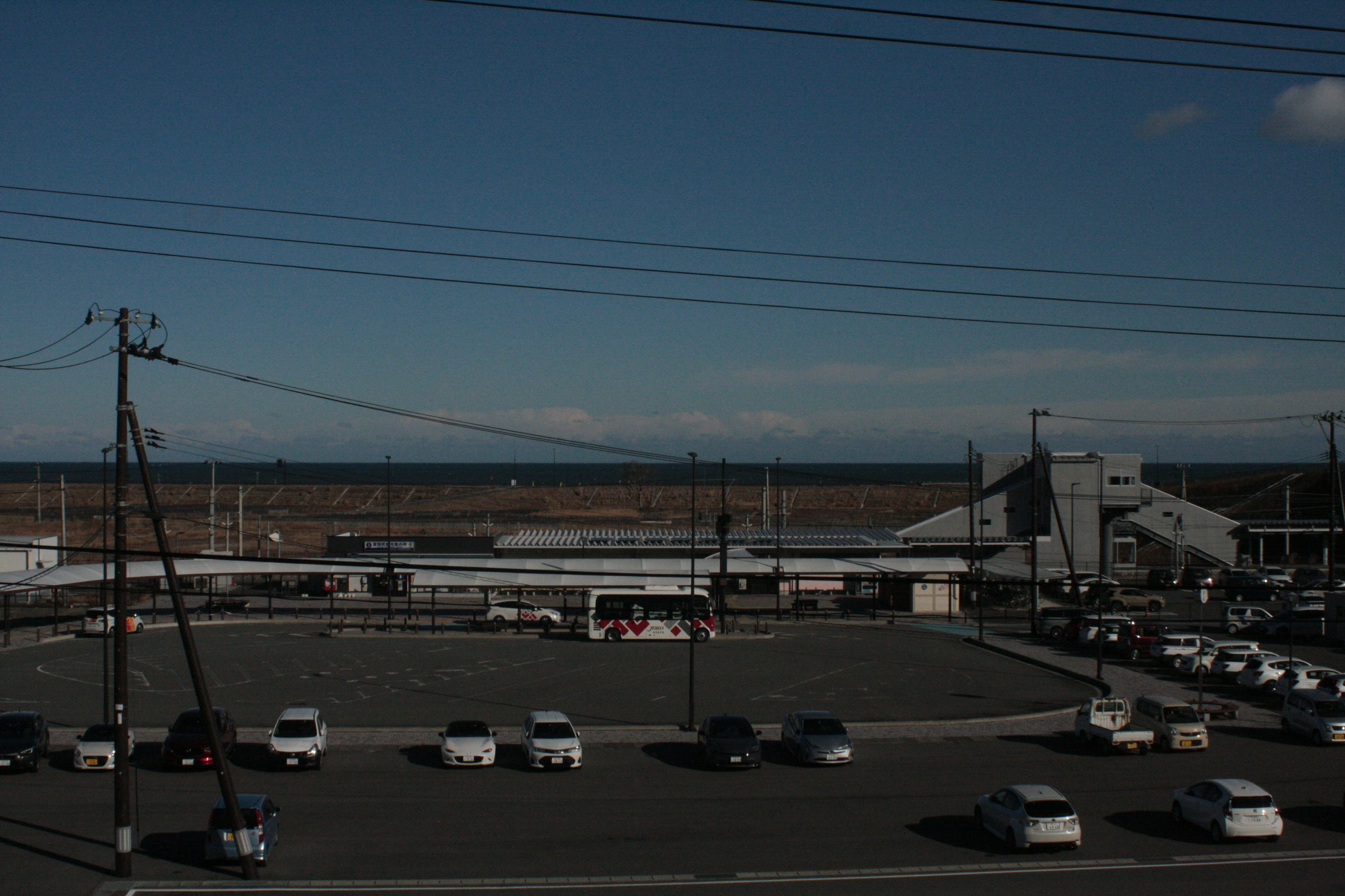 Vue d'un parking et d'un bâtiment près de la côte