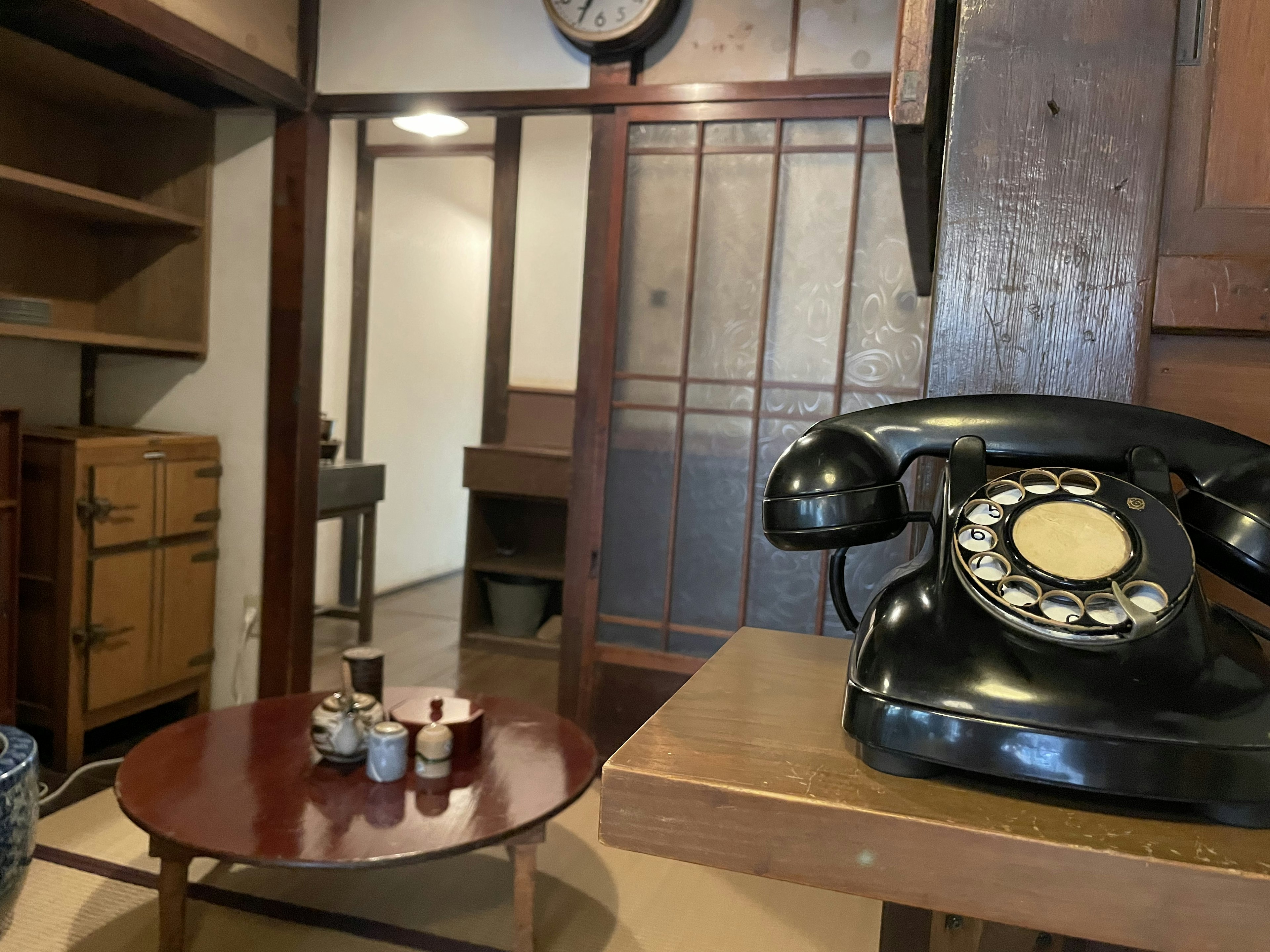 Interior ruangan Jepang tradisional dengan telepon hitam retro dan furnitur kayu