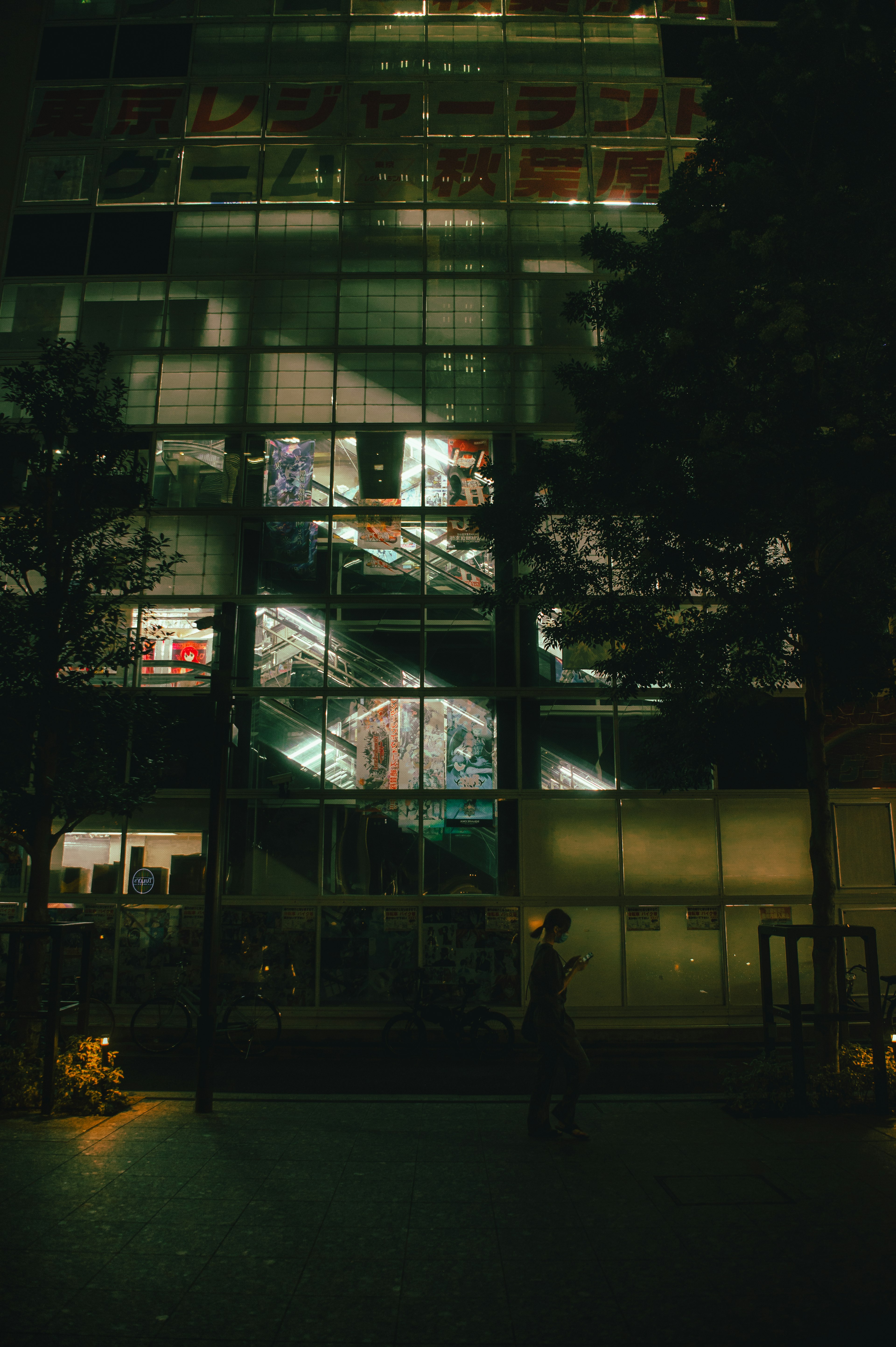 Exterior de un edificio de noche con escaleras iluminadas